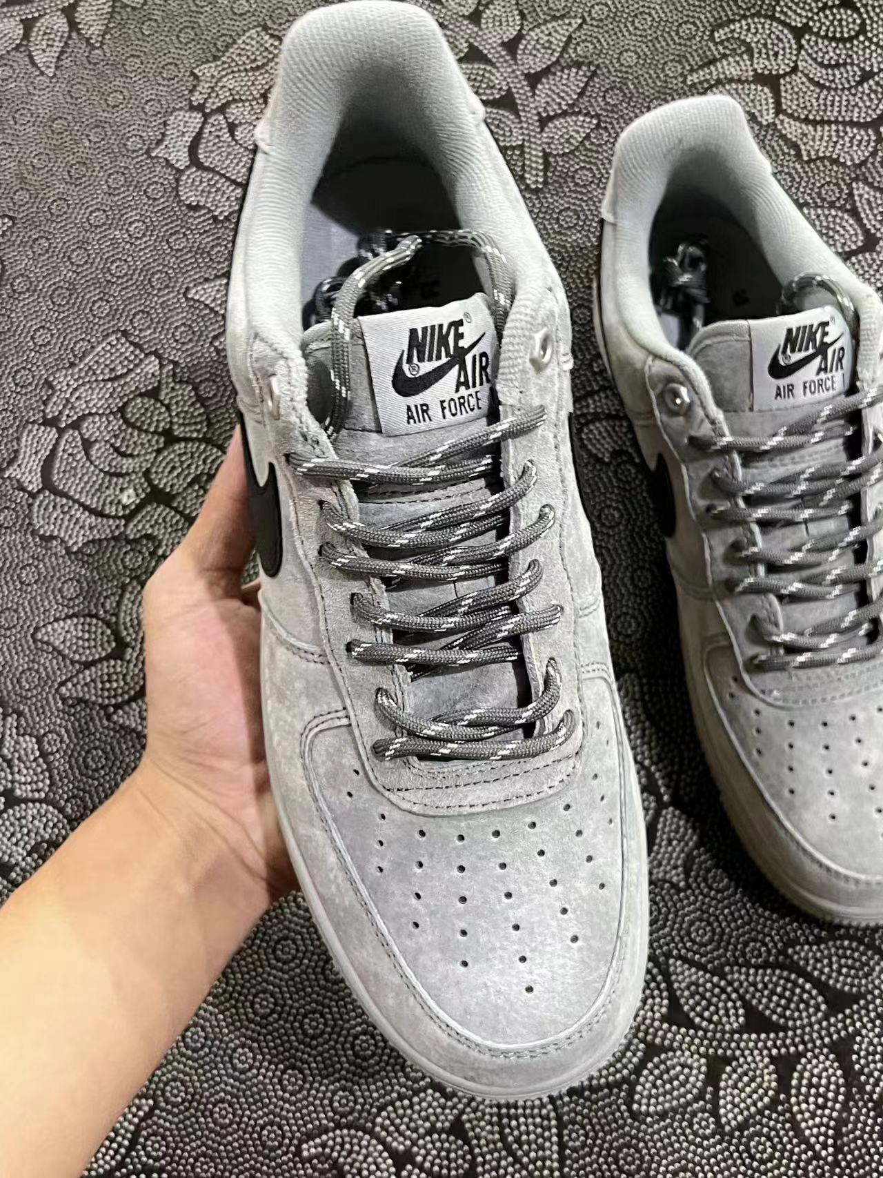 449 💰 Nike Af1 07新款 狼毛灰配色🔥 size：36-45 VF渠道流出空军原盒 天猫商城同渠道代工厂流出 保真正品 ！新款秋冬配色 预计也是爆火款 喜欢现在入正好应季应当下 ！ 支持得物App/识货App原盒鉴定 支持90 天无理由售后