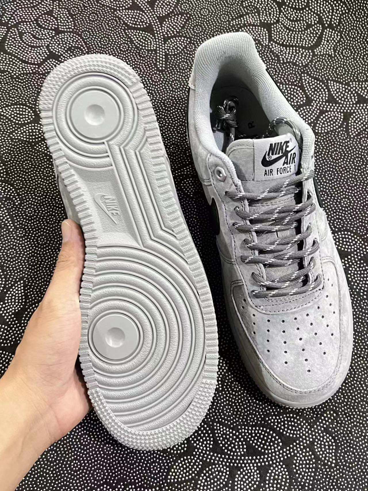 449 💰 Nike Af1 07新款 狼毛灰配色🔥 size：36-45 VF渠道流出空军原盒 天猫商城同渠道代工厂流出 保真正品 ！新款秋冬配色 预计也是爆火款 喜欢现在入正好应季应当下 ！ 支持得物App/识货App原盒鉴定 支持90 天无理由售后