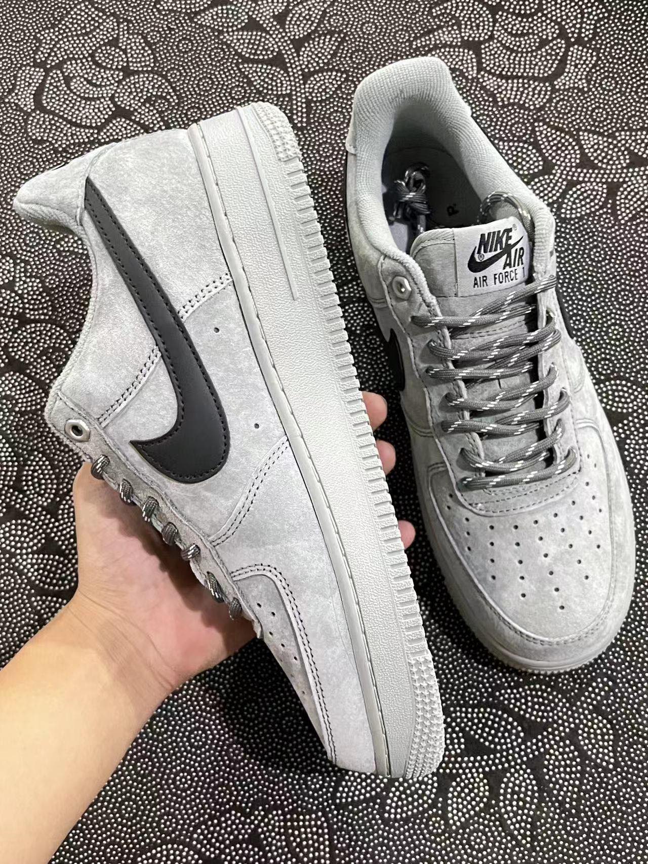 449 💰 Nike Af1 07新款 狼毛灰配色🔥 size：36-45 VF渠道流出空军原盒 天猫商城同渠道代工厂流出 保真正品 ！新款秋冬配色 预计也是爆火款 喜欢现在入正好应季应当下 ！ 支持得物App/识货App原盒鉴定 支持90 天无理由售后