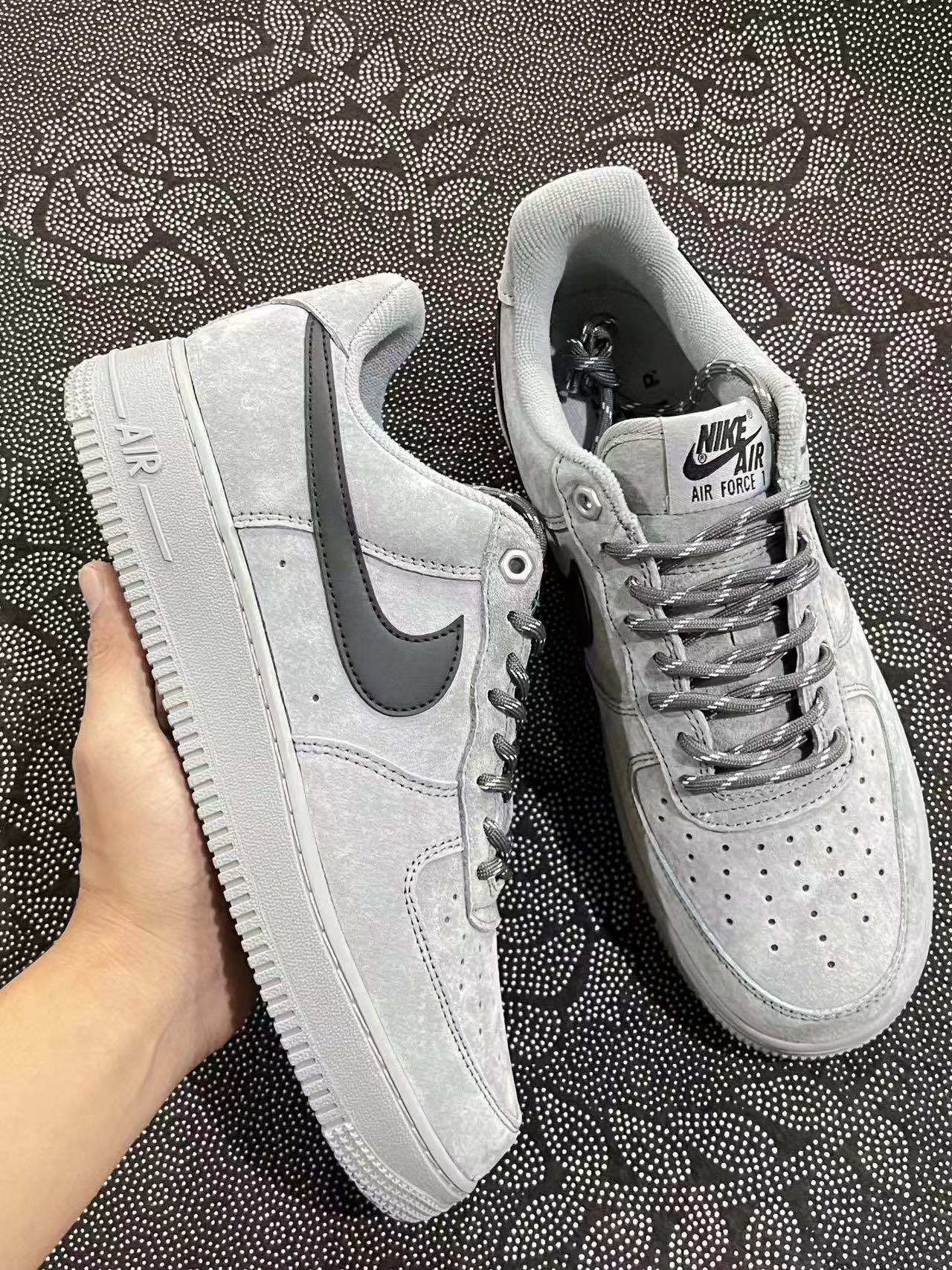 449 💰 Nike Af1 07新款 狼毛灰配色🔥 size：36-45 VF渠道流出空军原盒 天猫商城同渠道代工厂流出 保真正品 ！新款秋冬配色 预计也是爆火款 喜欢现在入正好应季应当下 ！ 支持得物App/识货App原盒鉴定 支持90 天无理由售后