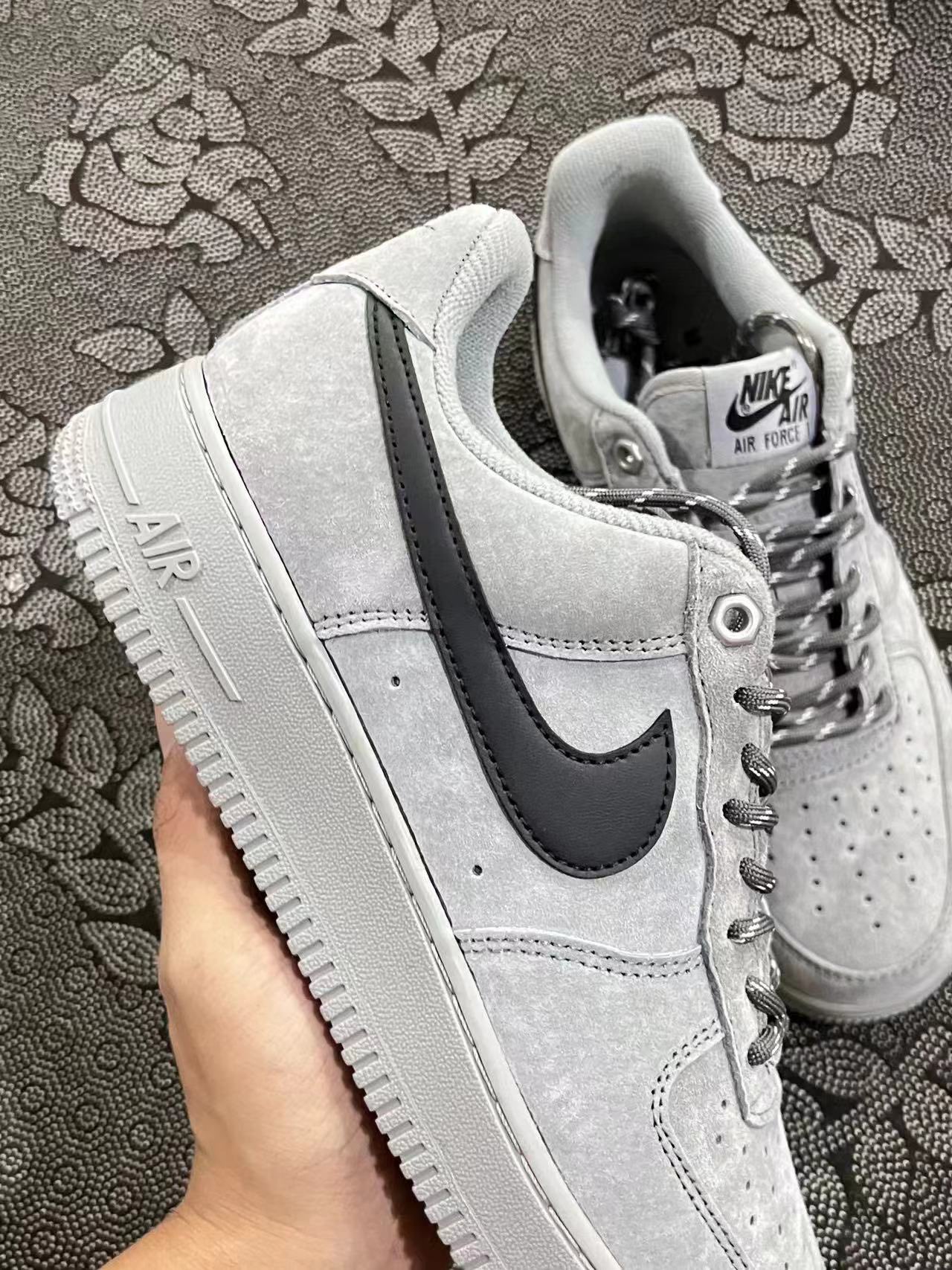 449 💰 Nike Af1 07新款 狼毛灰配色🔥 size：36-45 VF渠道流出空军原盒 天猫商城同渠道代工厂流出 保真正品 ！新款秋冬配色 预计也是爆火款 喜欢现在入正好应季应当下 ！ 支持得物App/识货App原盒鉴定 支持90 天无理由售后