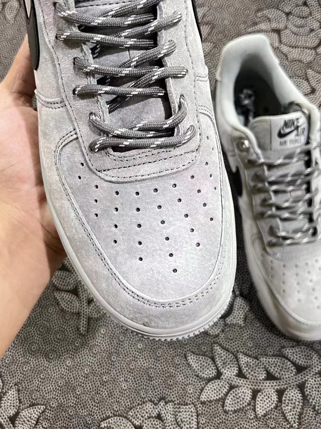 449 💰 Nike Af1 07新款 狼毛灰配色🔥 size：36-45 VF渠道流出空军原盒 天猫商城同渠道代工厂流出 保真正品 ！新款秋冬配色 预计也是爆火款 喜欢现在入正好应季应当下 ！ 支持得物App/识货App原盒鉴定 支持90 天无理由售后