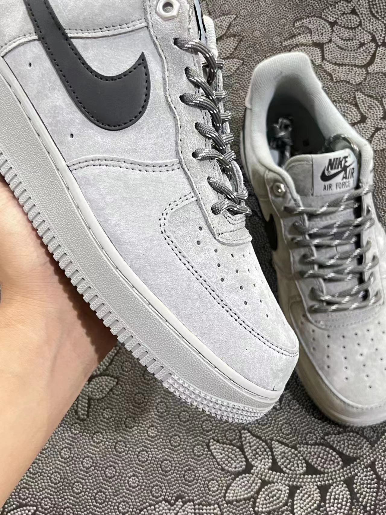 449 💰 Nike Af1 07新款 狼毛灰配色🔥 size：36-45 VF渠道流出空军原盒 天猫商城同渠道代工厂流出 保真正品 ！新款秋冬配色 预计也是爆火款 喜欢现在入正好应季应当下 ！ 支持得物App/识货App原盒鉴定 支持90 天无理由售后