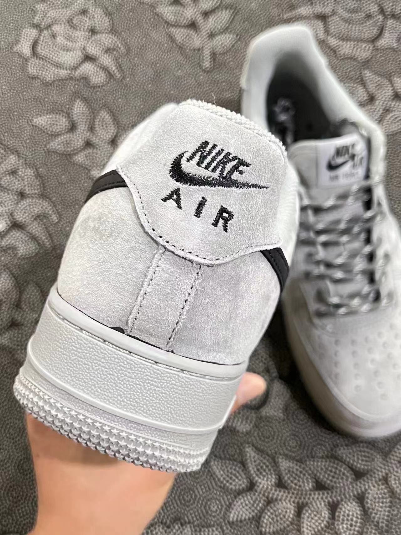 449 💰 Nike Af1 07新款 狼毛灰配色🔥 size：36-45 VF渠道流出空军原盒 天猫商城同渠道代工厂流出 保真正品 ！新款秋冬配色 预计也是爆火款 喜欢现在入正好应季应当下 ！ 支持得物App/识货App原盒鉴定 支持90 天无理由售后