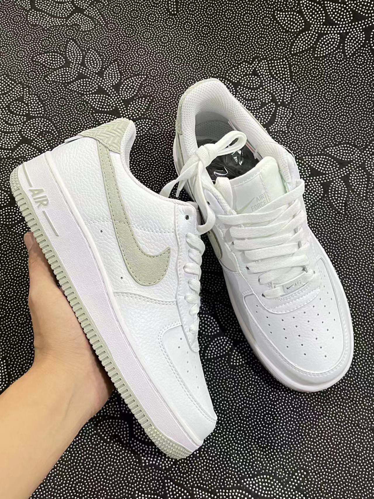 499 💰 正品定制 Af1 定制配色特殊皮系列 浅白绿配色低帮板鞋 🔥头层皮质！ size：36-45 情侣款 VF代工厂流出 基于Af1 纯白打造而成，客户私人订制 私人订单 无假款 少量现货！极具设计感的配色 颜值拉满 小众球鞋定制 出门不撞鞋 喜欢速来 支持得物App/识货App 鉴定 ！ 渠道保真 无理由售后90 天