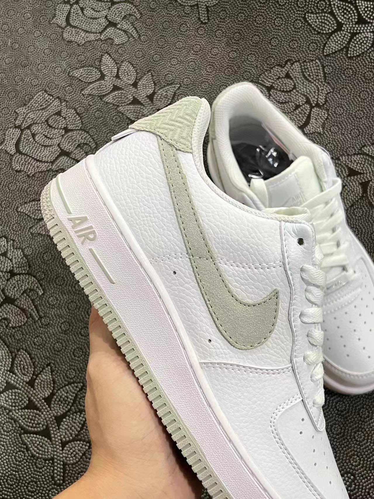 499 💰 正品定制 Af1 定制配色特殊皮系列 浅白绿配色低帮板鞋 🔥头层皮质！ size：36-45 情侣款 VF代工厂流出 基于Af1 纯白打造而成，客户私人订制 私人订单 无假款 少量现货！极具设计感的配色 颜值拉满 小众球鞋定制 出门不撞鞋 喜欢速来 支持得物App/识货App 鉴定 ！ 渠道保真 无理由售后90 天