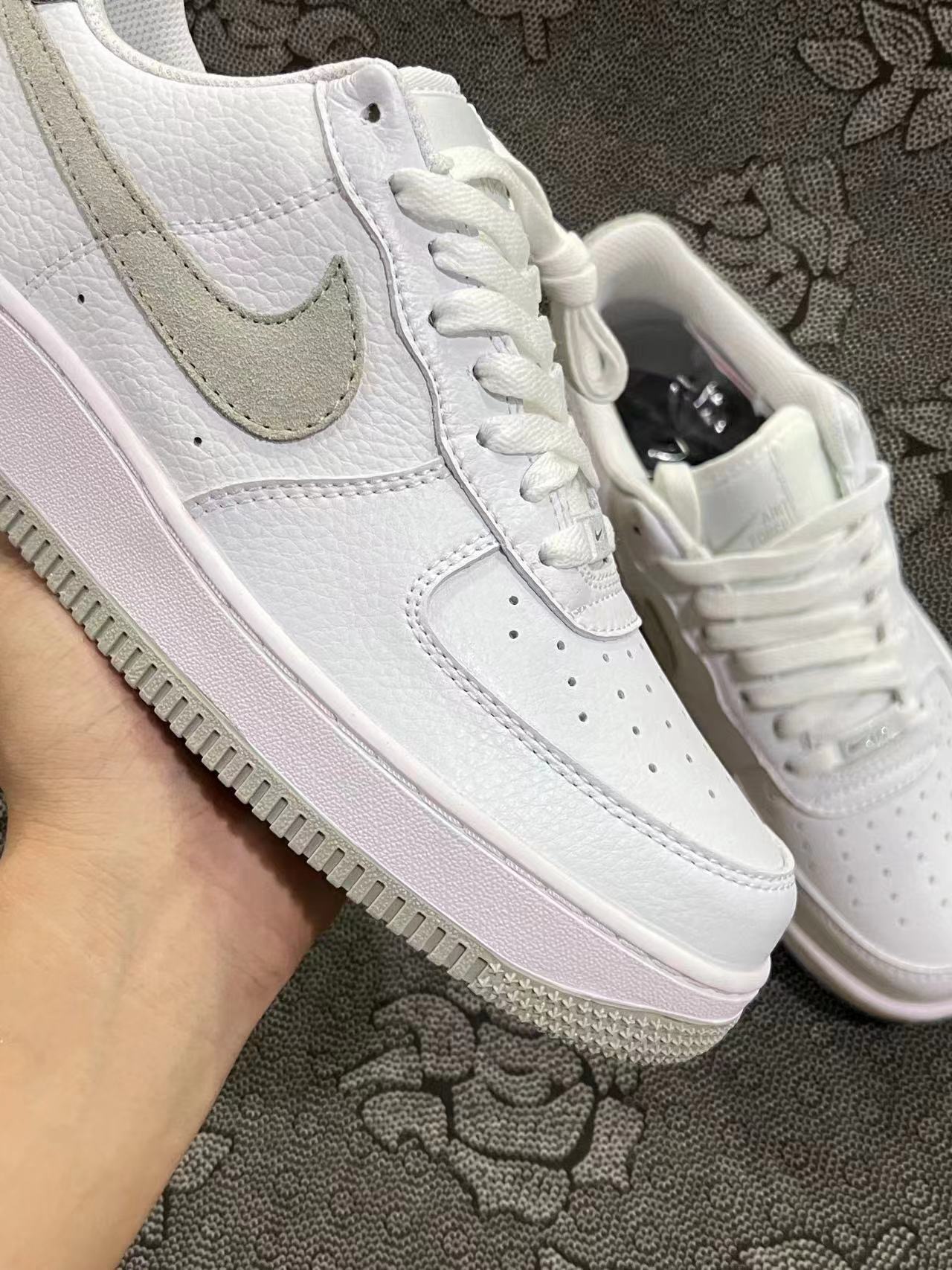 499 💰 正品定制 Af1 定制配色特殊皮系列 浅白绿配色低帮板鞋 🔥头层皮质！ size：36-45 情侣款 VF代工厂流出 基于Af1 纯白打造而成，客户私人订制 私人订单 无假款 少量现货！极具设计感的配色 颜值拉满 小众球鞋定制 出门不撞鞋 喜欢速来 支持得物App/识货App 鉴定 ！ 渠道保真 无理由售后90 天