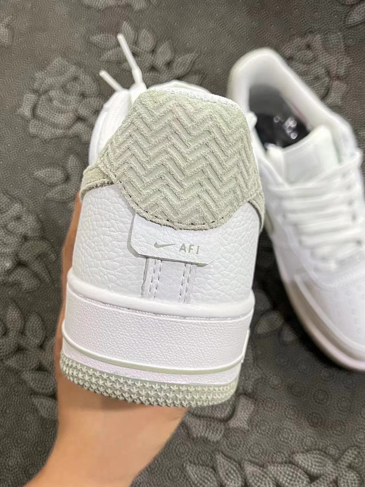 499 💰 正品定制 Af1 定制配色特殊皮系列 浅白绿配色低帮板鞋 🔥头层皮质！ size：36-45 情侣款 VF代工厂流出 基于Af1 纯白打造而成，客户私人订制 私人订单 无假款 少量现货！极具设计感的配色 颜值拉满 小众球鞋定制 出门不撞鞋 喜欢速来 支持得物App/识货App 鉴定 ！ 渠道保真 无理由售后90 天