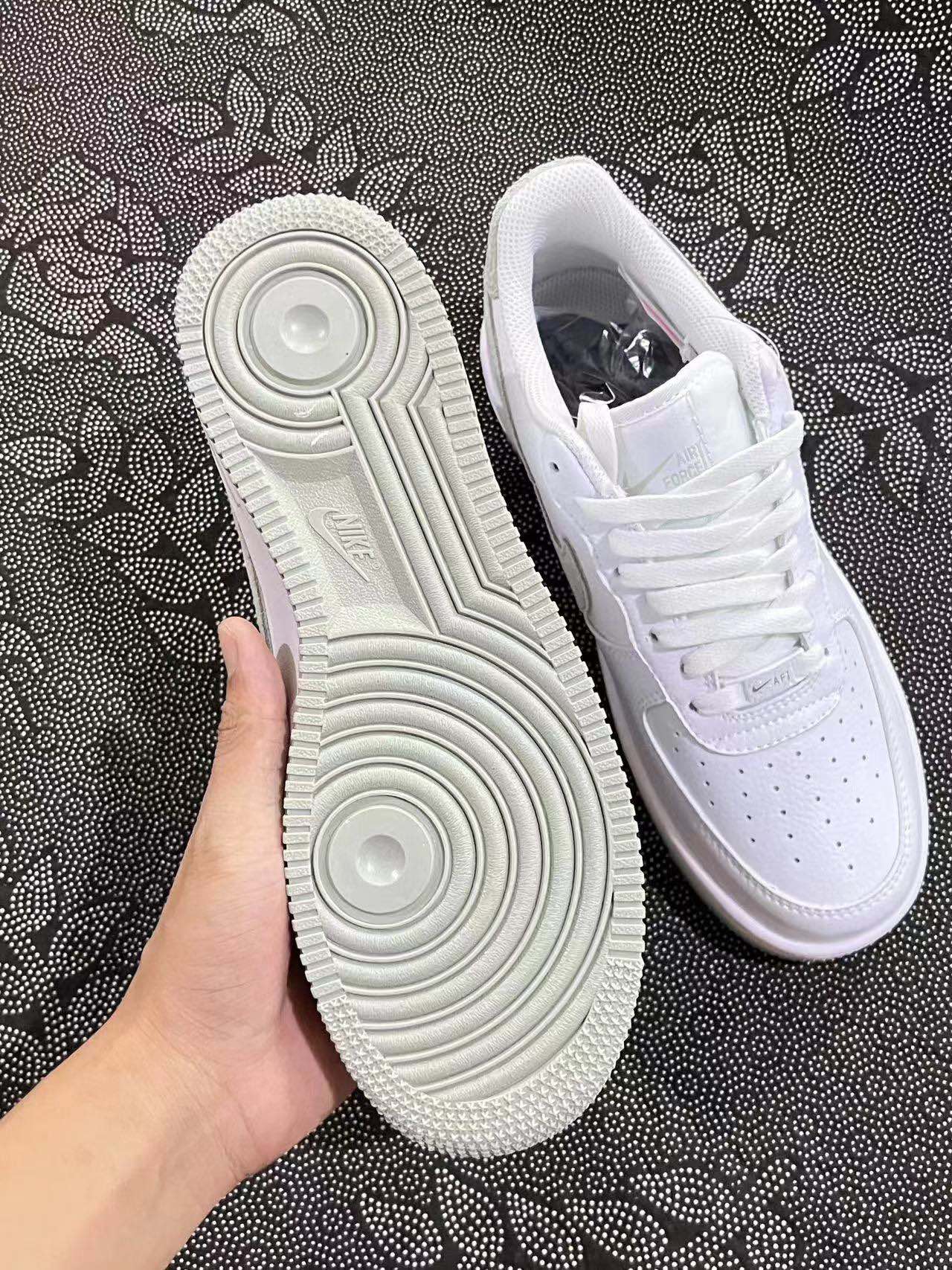 499 💰 正品定制 Af1 定制配色特殊皮系列 浅白绿配色低帮板鞋 🔥头层皮质！ size：36-45 情侣款 VF代工厂流出 基于Af1 纯白打造而成，客户私人订制 私人订单 无假款 少量现货！极具设计感的配色 颜值拉满 小众球鞋定制 出门不撞鞋 喜欢速来 支持得物App/识货App 鉴定 ！ 渠道保真 无理由售后90 天