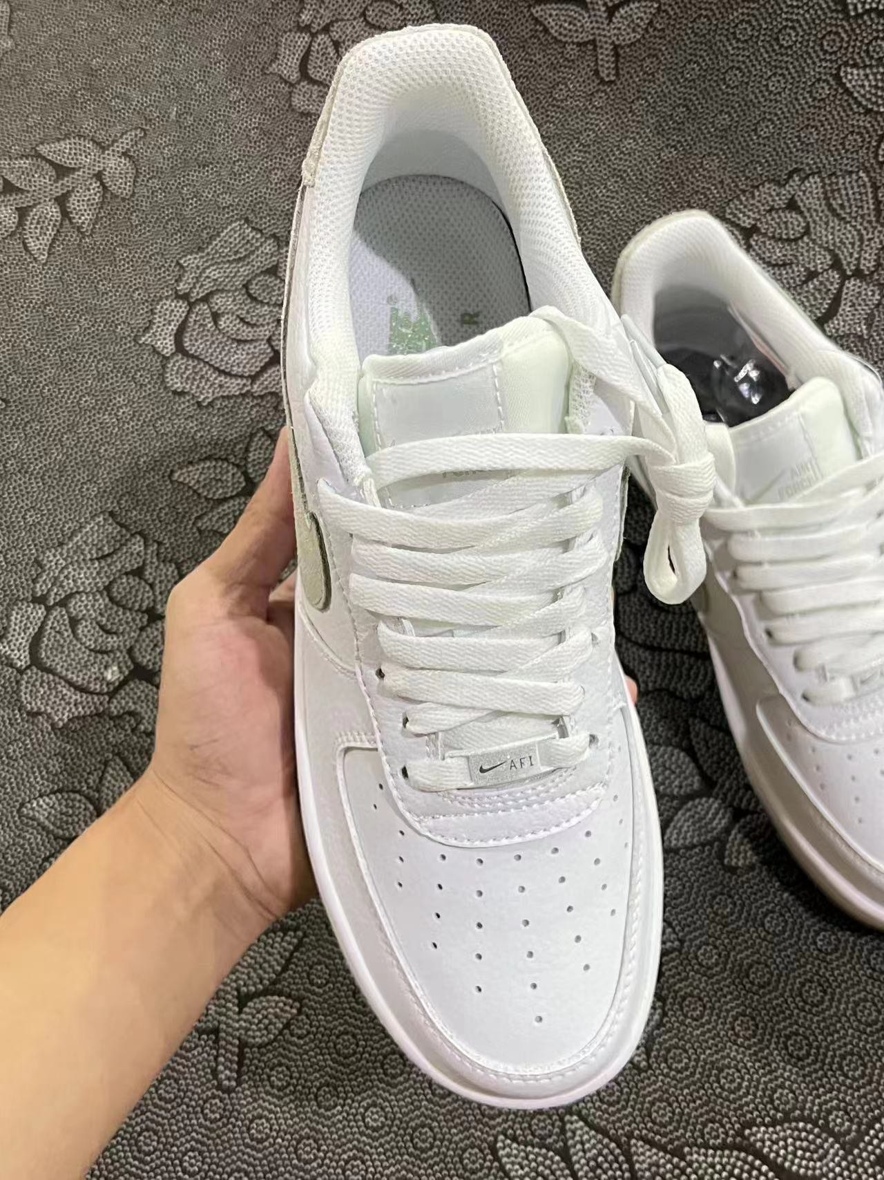 499 💰 正品定制 Af1 定制配色特殊皮系列 浅白绿配色低帮板鞋 🔥头层皮质！ size：36-45 情侣款 VF代工厂流出 基于Af1 纯白打造而成，客户私人订制 私人订单 无假款 少量现货！极具设计感的配色 颜值拉满 小众球鞋定制 出门不撞鞋 喜欢速来 支持得物App/识货App 鉴定 ！ 渠道保真 无理由售后90 天