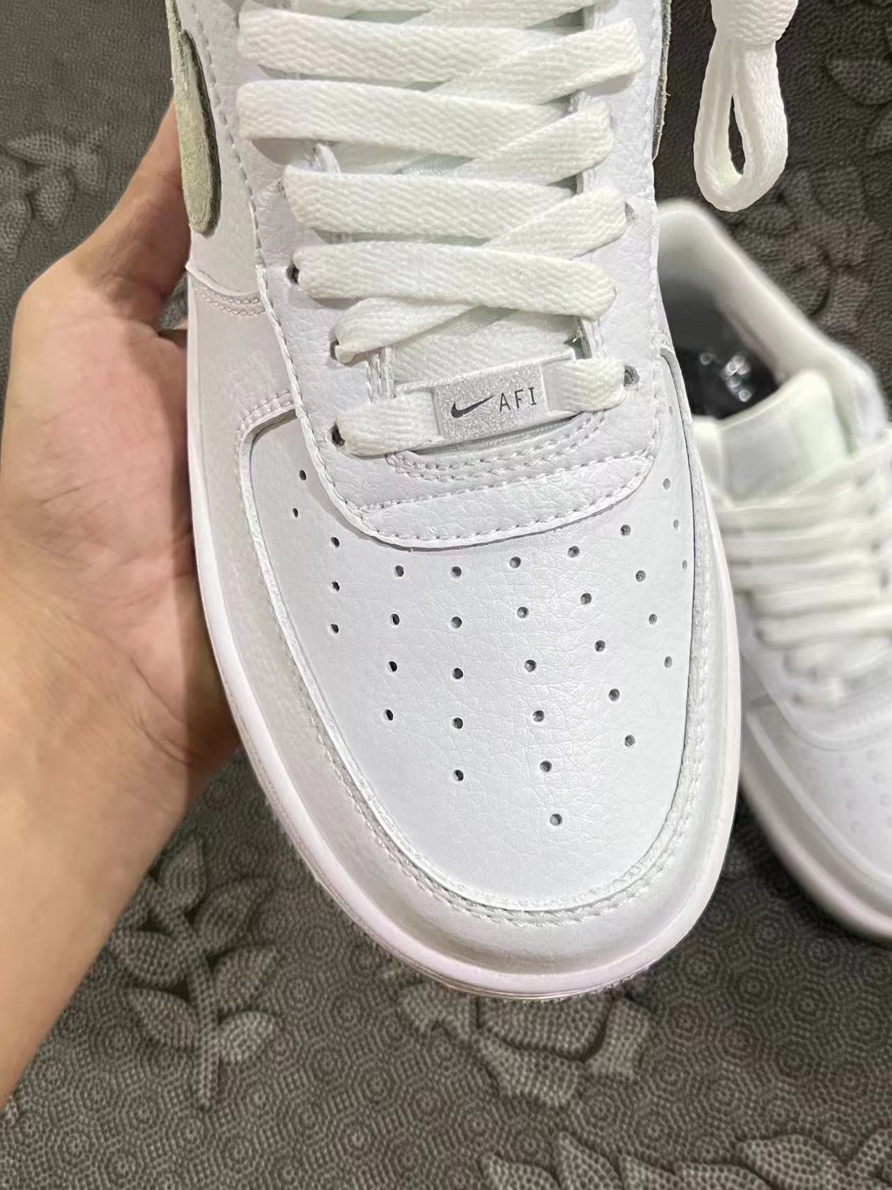 499 💰 正品定制 Af1 定制配色特殊皮系列 浅白绿配色低帮板鞋 🔥头层皮质！ size：36-45 情侣款 VF代工厂流出 基于Af1 纯白打造而成，客户私人订制 私人订单 无假款 少量现货！极具设计感的配色 颜值拉满 小众球鞋定制 出门不撞鞋 喜欢速来 支持得物App/识货App 鉴定 ！ 渠道保真 无理由售后90 天