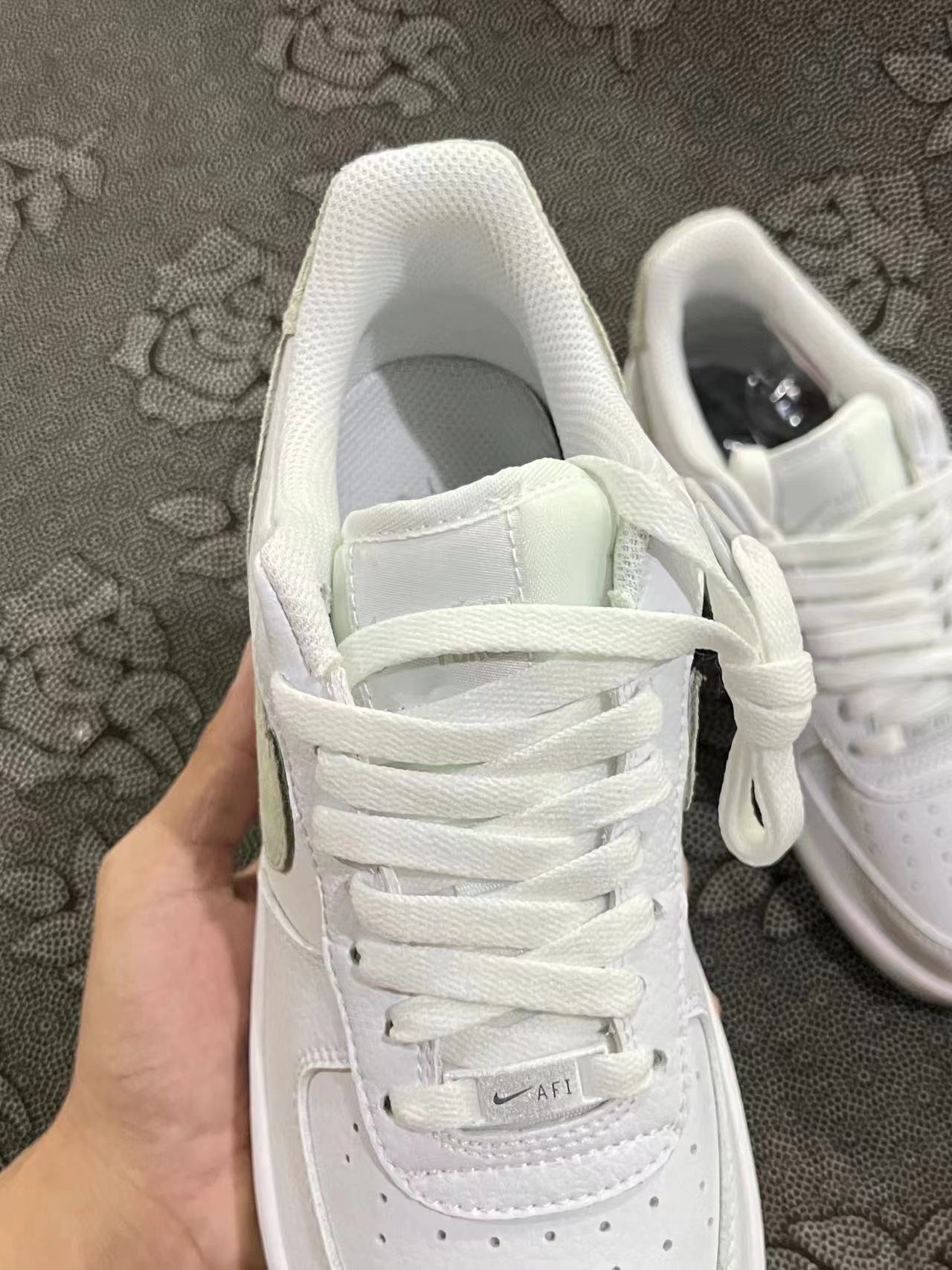 499 💰 正品定制 Af1 定制配色特殊皮系列 浅白绿配色低帮板鞋 🔥头层皮质！ size：36-45 情侣款 VF代工厂流出 基于Af1 纯白打造而成，客户私人订制 私人订单 无假款 少量现货！极具设计感的配色 颜值拉满 小众球鞋定制 出门不撞鞋 喜欢速来 支持得物App/识货App 鉴定 ！ 渠道保真 无理由售后90 天