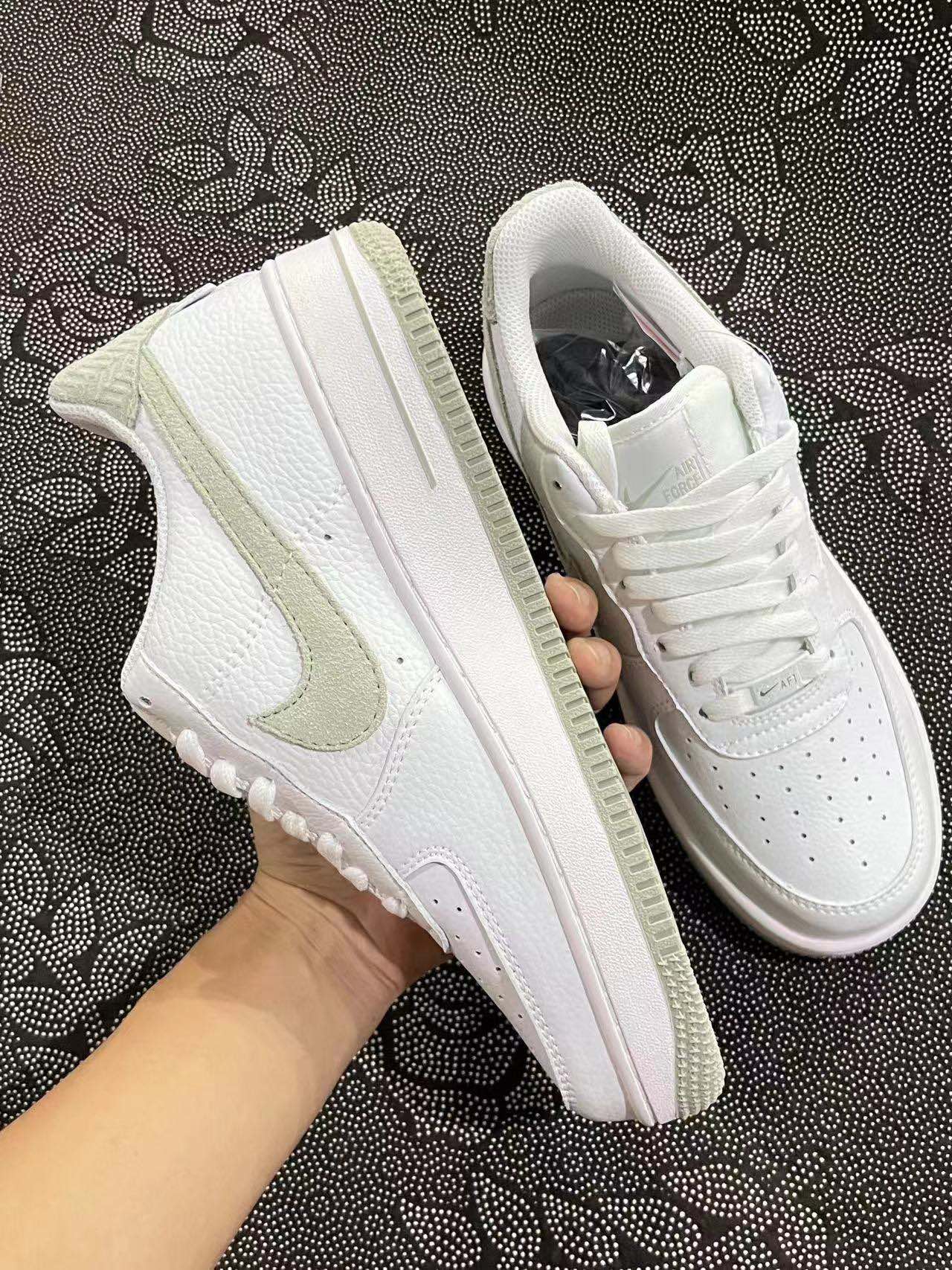 499 💰 正品定制 Af1 定制配色特殊皮系列 浅白绿配色低帮板鞋 🔥头层皮质！ size：36-45 情侣款 VF代工厂流出 基于Af1 纯白打造而成，客户私人订制 私人订单 无假款 少量现货！极具设计感的配色 颜值拉满 小众球鞋定制 出门不撞鞋 喜欢速来 支持得物App/识货App 鉴定 ！ 渠道保真 无理由售后90 天