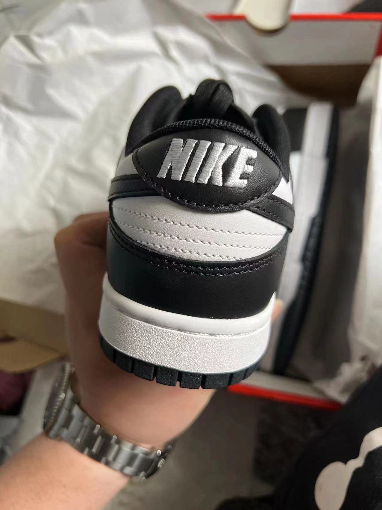 320 💰裸鞋特价 Dunk 经典熊猫配色🔥 size：35.5-47.5 VY批次福利特价 无原盒 可配加固盒发出！无数模仿却无一人超越说的就是熊猫Dunk了吧，无脑一脚蹬的百搭球鞋！ 此次新批次刚出 特价反馈客户 真福利 支持得物App/识货App鉴定 仅1-200 双 卖完恢复价格 支持售后