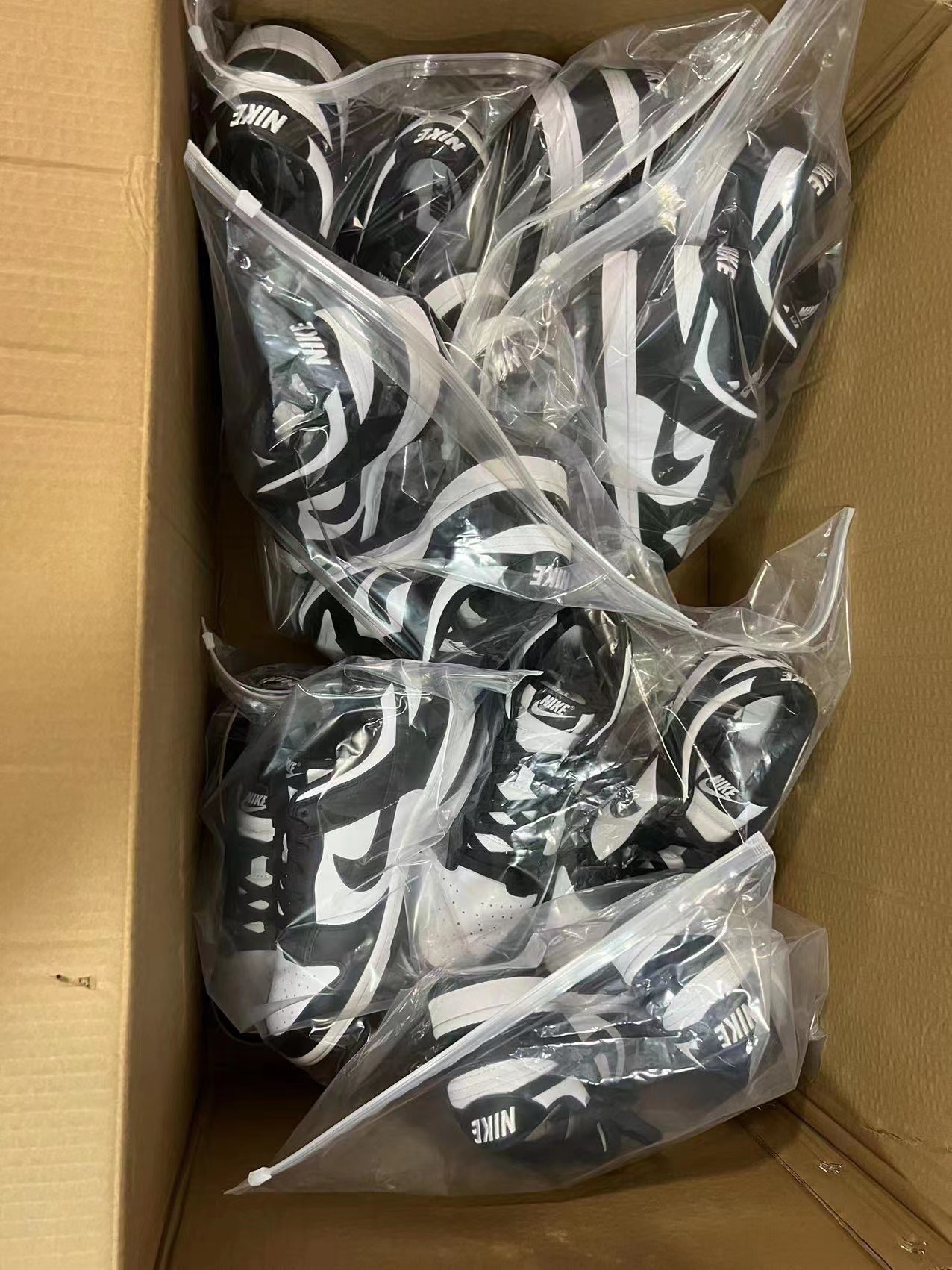 320 💰裸鞋特价 Dunk 经典熊猫配色🔥 size：35.5-47.5 VY批次福利特价 无原盒 可配加固盒发出！无数模仿却无一人超越说的就是熊猫Dunk了吧，无脑一脚蹬的百搭球鞋！ 此次新批次刚出 特价反馈客户 真福利 支持得物App/识货App鉴定 仅1-200 双 卖完恢复价格 支持售后