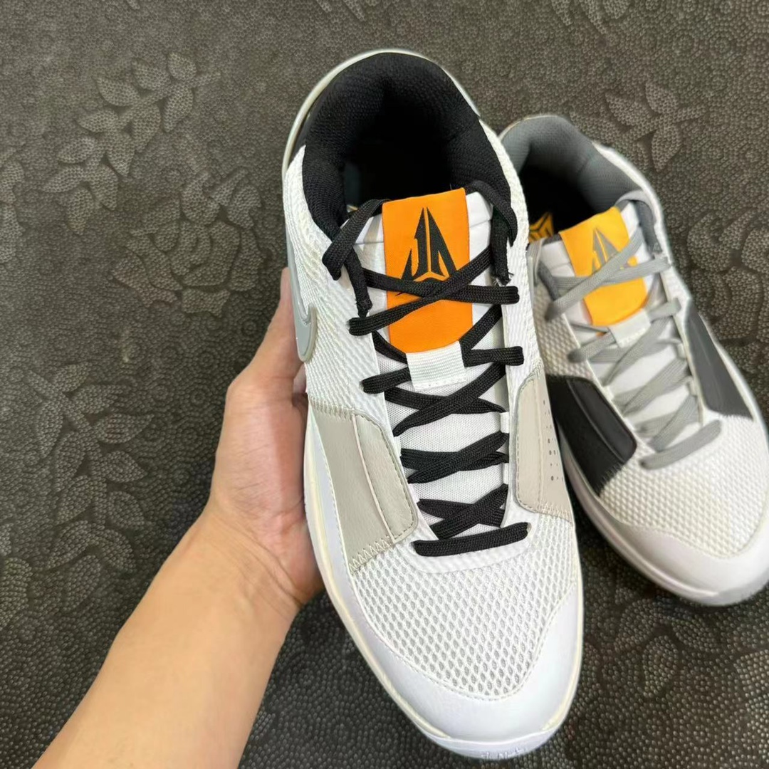 499💰 Nike 莫兰特 酷灰新配色🔥 size：39-46 全码新批次出货！ VP代工厂流出 采用原底原面原厂鞋垫 原厂中底板 原厂钢印覆盖 市场目前唯一一批原底面莫兰特 上脚实战绝对飞一般的感觉！我能主推荐的篮球鞋一定没问题 放心冲！ 支持原盒过验得物App/识货App 支持90 天无理由售后 含质保