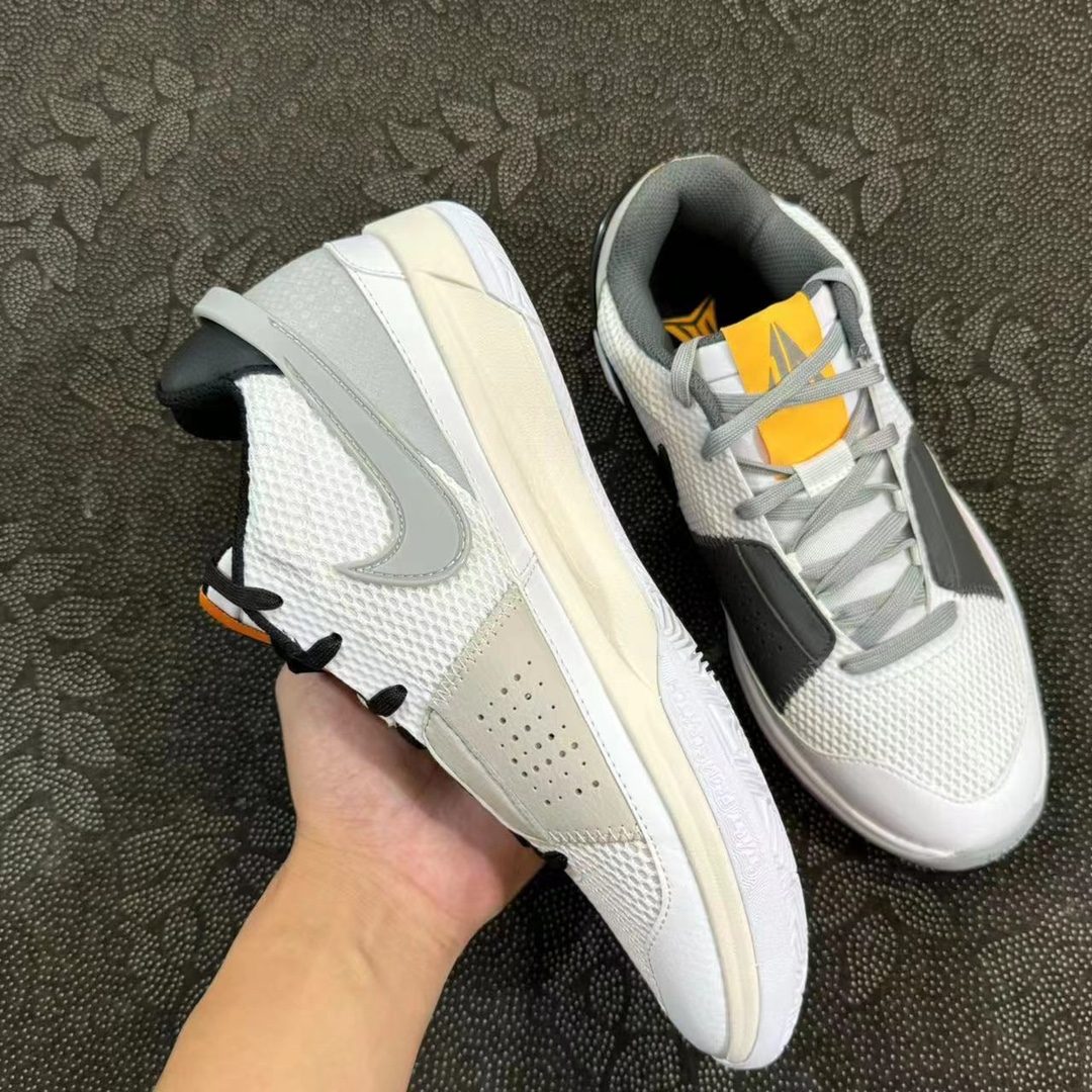 499💰 Nike 莫兰特 酷灰新配色🔥 size：39-46 全码新批次出货！ VP代工厂流出 采用原底原面原厂鞋垫 原厂中底板 原厂钢印覆盖 市场目前唯一一批原底面莫兰特 上脚实战绝对飞一般的感觉！我能主推荐的篮球鞋一定没问题 放心冲！ 支持原盒过验得物App/识货App 支持90 天无理由售后 含质保