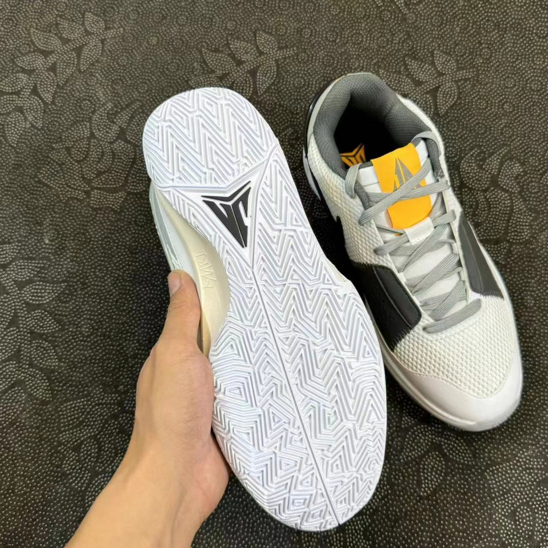 499💰 Nike 莫兰特 酷灰新配色🔥 size：39-46 全码新批次出货！ VP代工厂流出 采用原底原面原厂鞋垫 原厂中底板 原厂钢印覆盖 市场目前唯一一批原底面莫兰特 上脚实战绝对飞一般的感觉！我能主推荐的篮球鞋一定没问题 放心冲！ 支持原盒过验得物App/识货App 支持90 天无理由售后 含质保