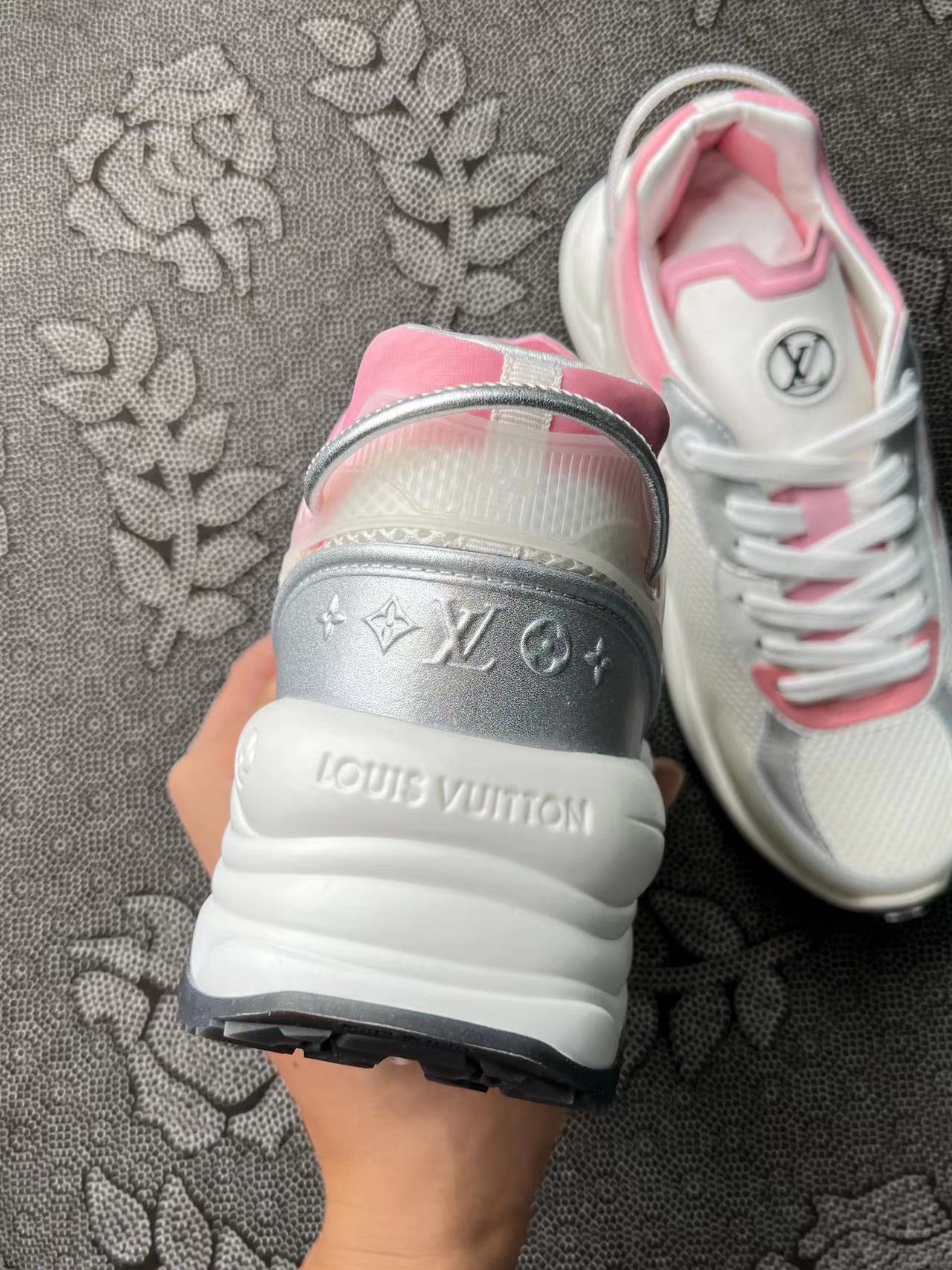 LOUIS VUITTON Run 55 老爹鞋白粉色