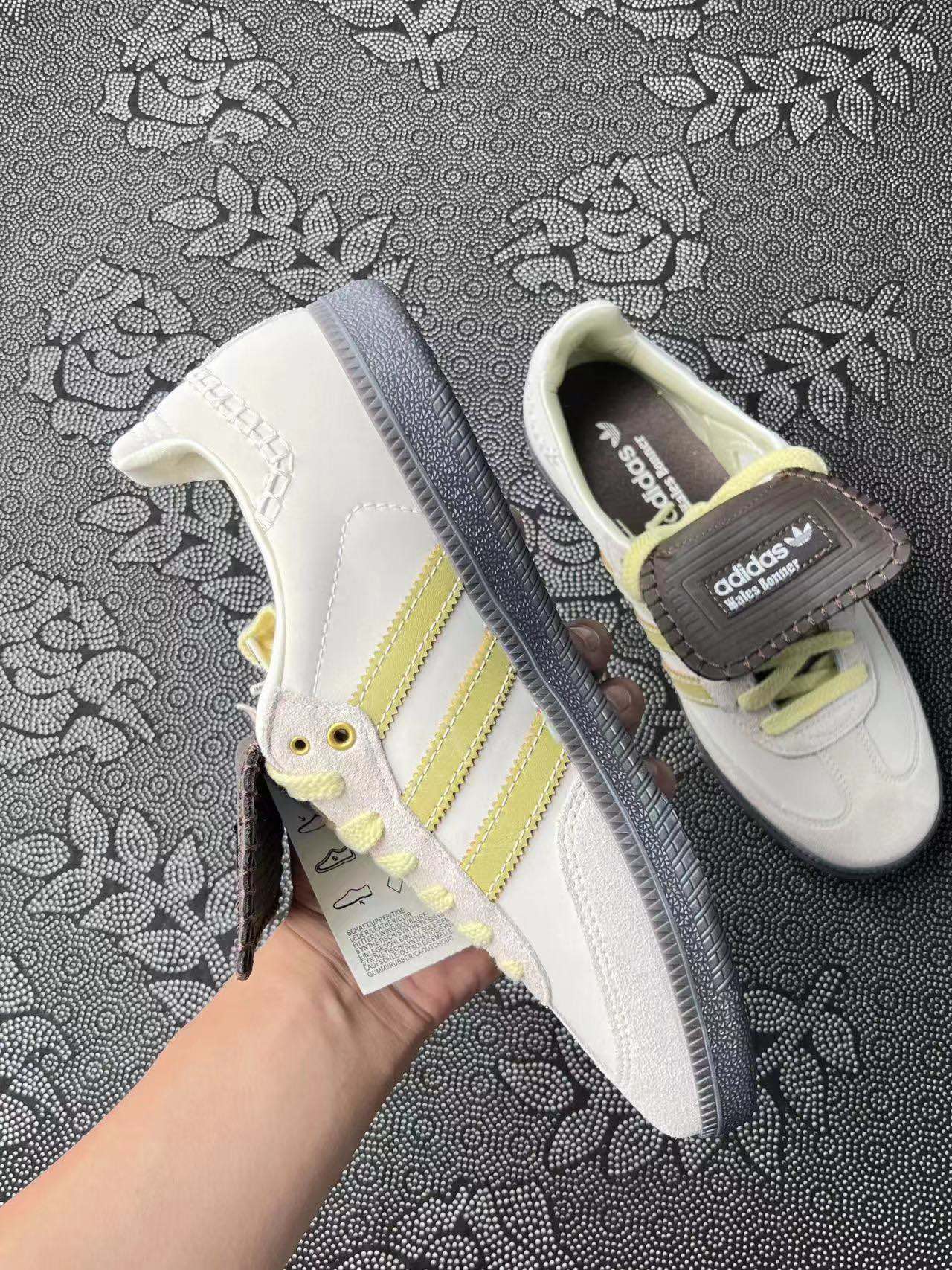 449 💰 Wales Bonner × adidas originals Samba Nubuck白棕色🔥 size：36-45 ATP 原厂跟单 无假的东西 客户私人订单 流出少量 保证我们的客户国内第一批到手 ！四季通勤必入款 日常穿超级好搭配 ！ 支持得物App/识货App鉴定 支持90 天无理由售后