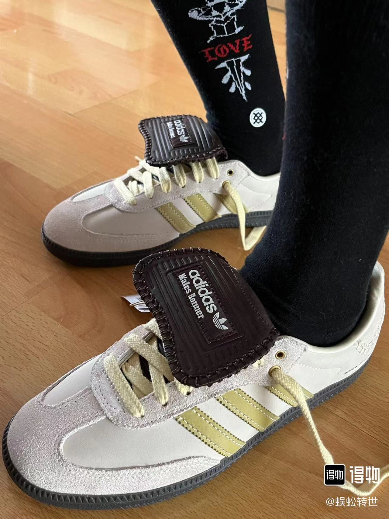 449 💰 Wales Bonner × adidas originals Samba Nubuck白棕色🔥 size：36-45 ATP 原厂跟单 无假的东西 客户私人订单 流出少量 保证我们的客户国内第一批到手 ！四季通勤必入款 日常穿超级好搭配 ！ 支持得物App/识货App鉴定 支持90 天无理由售后