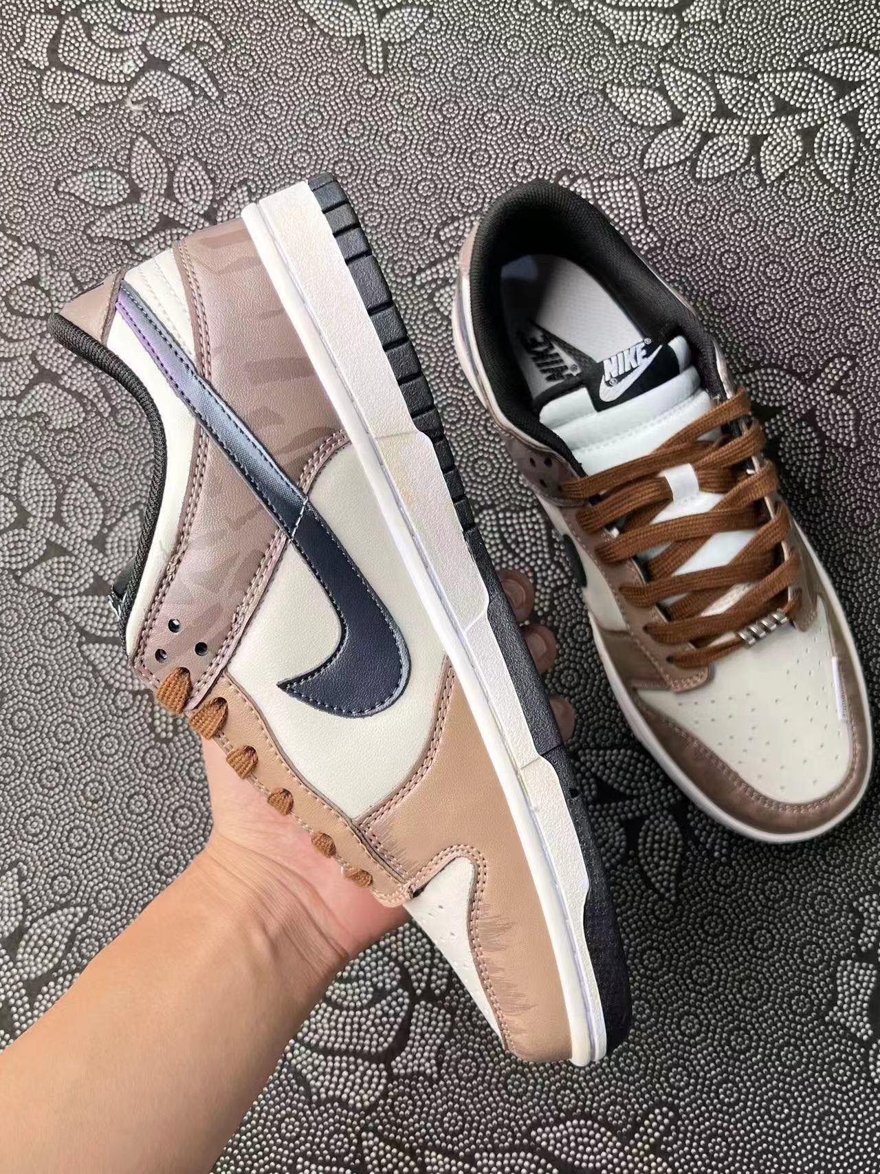 599 💰 Nike Dunk Low 熊猫恶作剧街头竞速 做旧低帮板鞋 粽白配色🔥 size：36-44.5 客户私人订制配色 原本基础为熊猫Dunk 客户私人定制配色 正品订单转让给我 少量有货 粽白色加上做旧的鞋身 设计感满满 简直就是秋日穿搭的宝藏 我愿称其为入秋战鞋！ 支持得物App/识货App鉴定 支持90天无理由售后