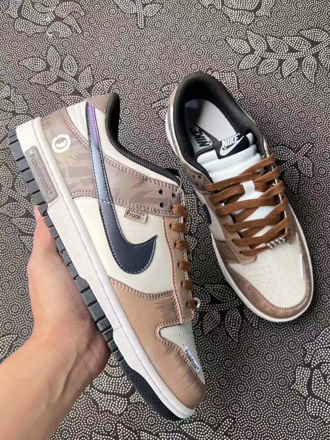 599 💰 Nike Dunk Low 熊猫恶作剧街头竞速 做旧低帮板鞋 粽白配色🔥 size：36-44.5 客户私人订制配色 原本基础为熊猫Dunk 客户私人定制配色 正品订单转让给我 少量有货 粽白色加上做旧的鞋身 设计感满满 简直就是秋日穿搭的宝藏 我愿称其为入秋战鞋！ 支持得物App/识货App鉴定 支持90天无理由售后