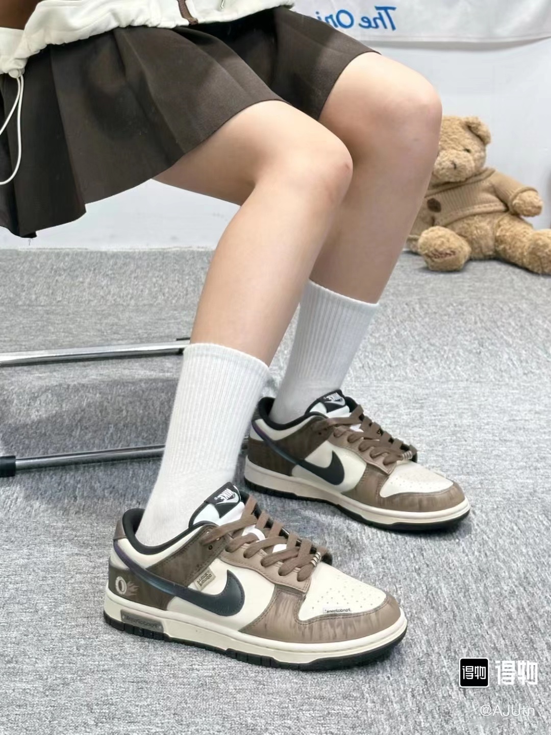 599 💰 Nike Dunk Low 熊猫恶作剧街头竞速 做旧低帮板鞋 粽白配色🔥 size：36-44.5 客户私人订制配色 原本基础为熊猫Dunk 客户私人定制配色 正品订单转让给我 少量有货 粽白色加上做旧的鞋身 设计感满满 简直就是秋日穿搭的宝藏 我愿称其为入秋战鞋！ 支持得物App/识货App鉴定 支持90天无理由售后