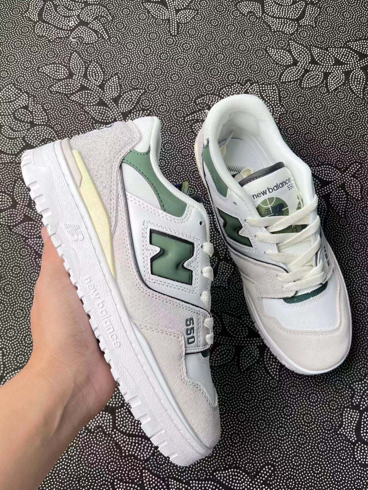 449💰 New Balance NB 550 复古篮球鞋 白绿配色🔥酷似联名款 ！ size：36-45 全码 韩国专柜订单 白绿皮革和翻毛皮复古拼接，质感出众。白绿的配色清新淡雅，四季百搭！牛仔裤、运动裤均可随意搭配！脚胖的建议买大点！喜欢来！ 支持得物App/识货App鉴定 支持90 天无理由售后