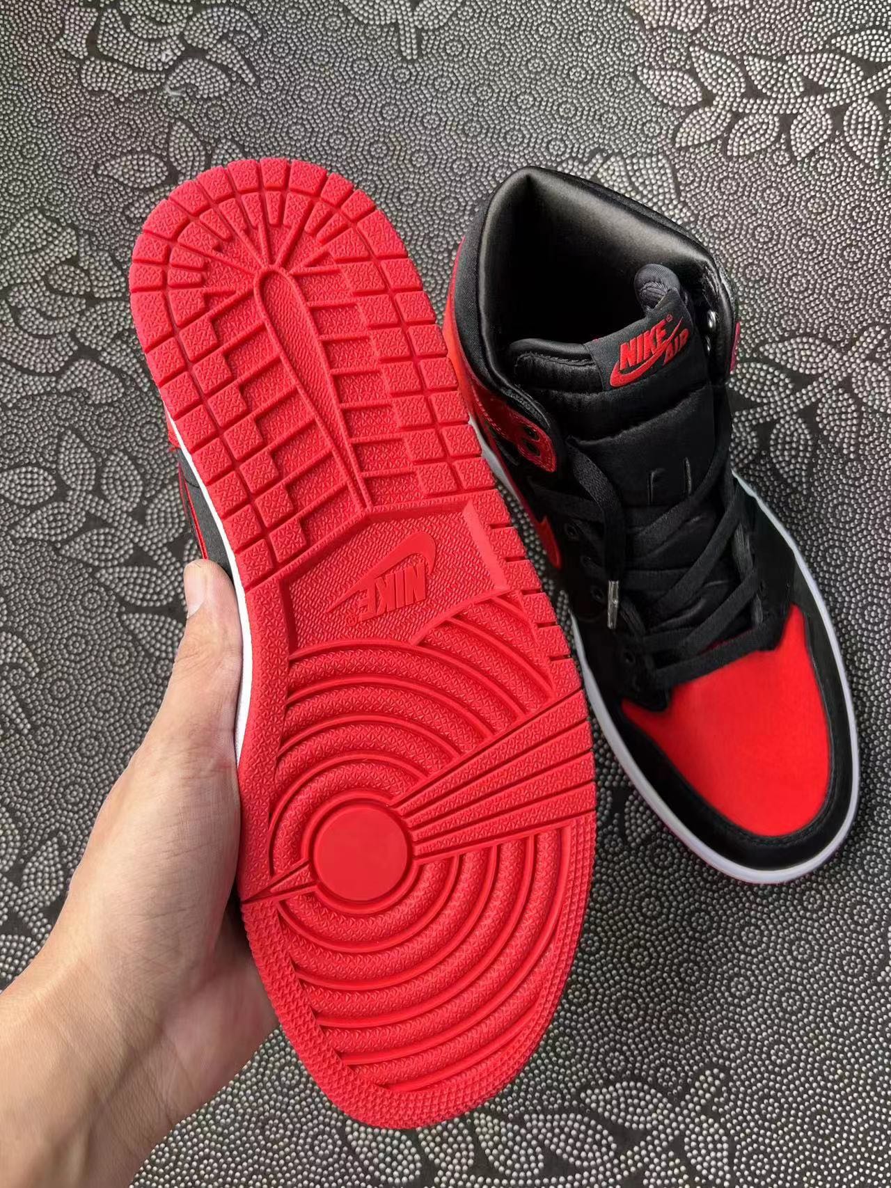 849💰 Air Jordan 1 High OG ”Satin Bred“ 黑红丝绸 2023年版本 🔥 size：36-44 Xc原底面 国外订单 预估2023 年10 月发售 国内目前曝光质量最高的一组照片📹 23年鞋王 黑红配色一直都是经典配色，这次配上丝绸材质再加上限量501双，价格只会水涨船高！ 原鞋带原盒 支持发售后随意鉴定