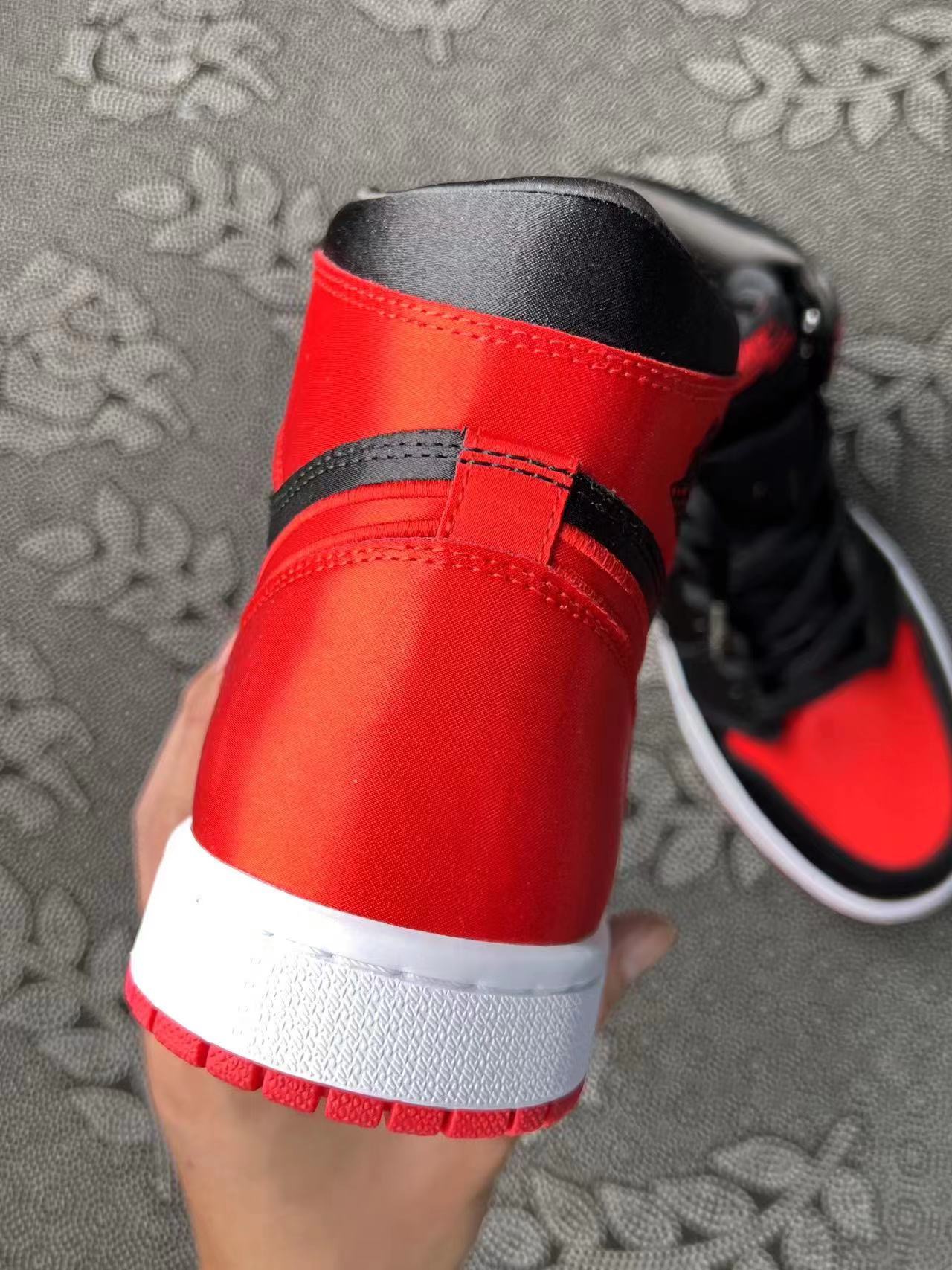 849💰 Air Jordan 1 High OG ”Satin Bred“ 黑红丝绸 2023年版本 🔥 size：36-44 Xc原底面 国外订单 预估2023 年10 月发售 国内目前曝光质量最高的一组照片📹 23年鞋王 黑红配色一直都是经典配色，这次配上丝绸材质再加上限量501双，价格只会水涨船高！ 原鞋带原盒 支持发售后随意鉴定