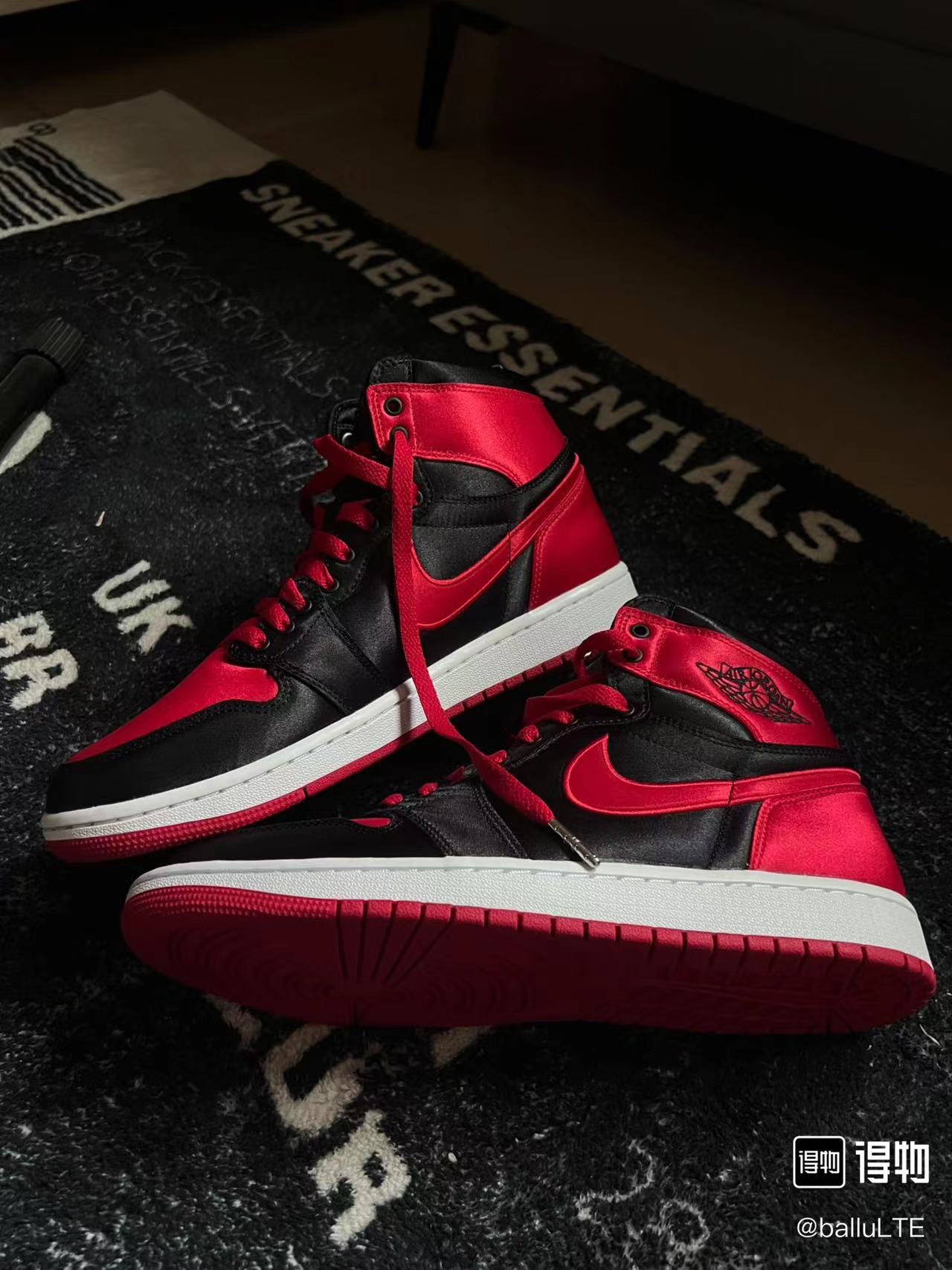 849💰 Air Jordan 1 High OG ”Satin Bred“ 黑红丝绸 2023年版本 🔥 size：36-44 Xc原底面 国外订单 预估2023 年10 月发售 国内目前曝光质量最高的一组照片📹 23年鞋王 黑红配色一直都是经典配色，这次配上丝绸材质再加上限量501双，价格只会水涨船高！ 原鞋带原盒 支持发售后随意鉴定