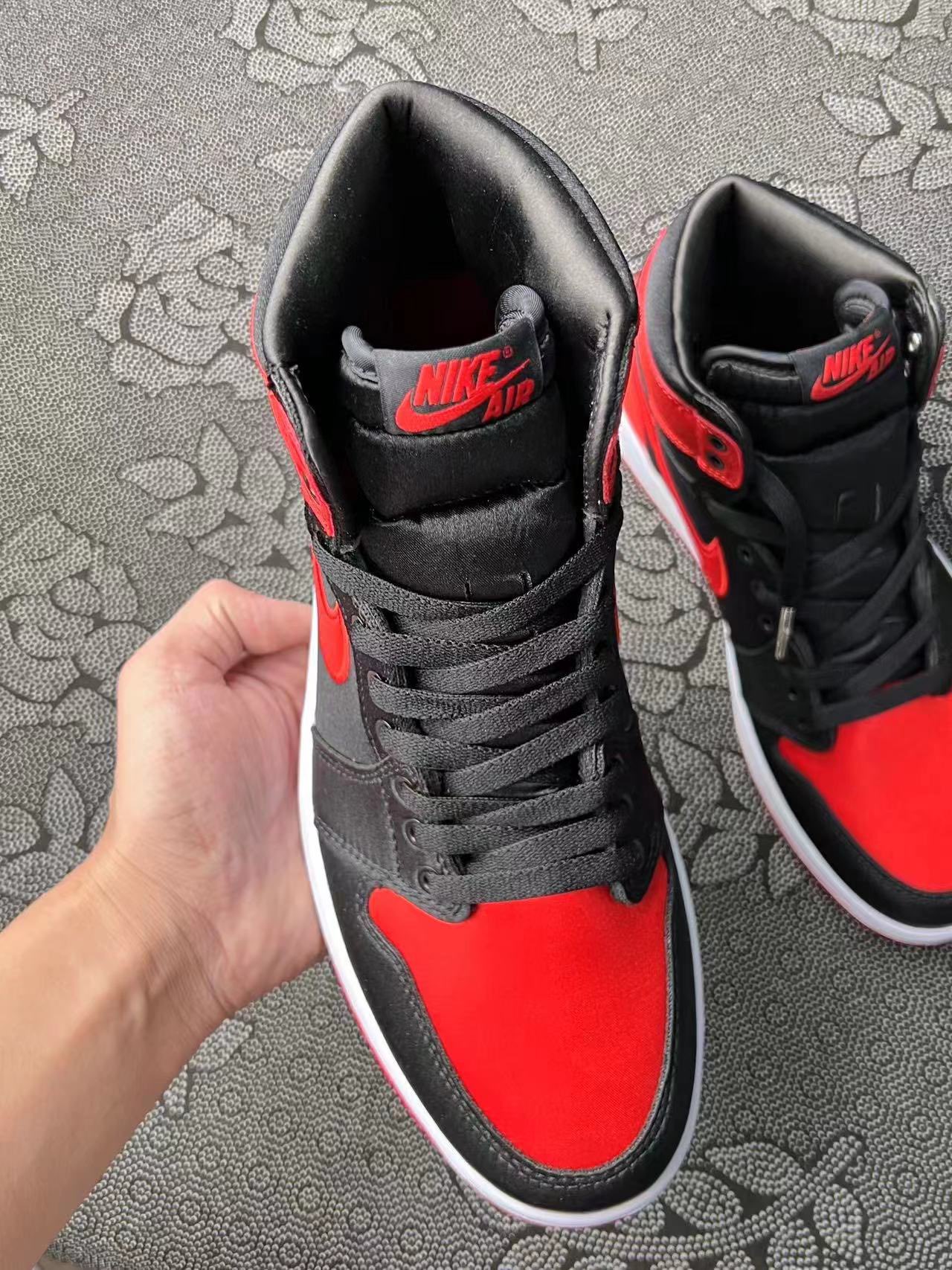 849💰 Air Jordan 1 High OG ”Satin Bred“ 黑红丝绸 2023年版本 🔥 size：36-44 Xc原底面 国外订单 预估2023 年10 月发售 国内目前曝光质量最高的一组照片📹 23年鞋王 黑红配色一直都是经典配色，这次配上丝绸材质再加上限量501双，价格只会水涨船高！ 原鞋带原盒 支持发售后随意鉴定