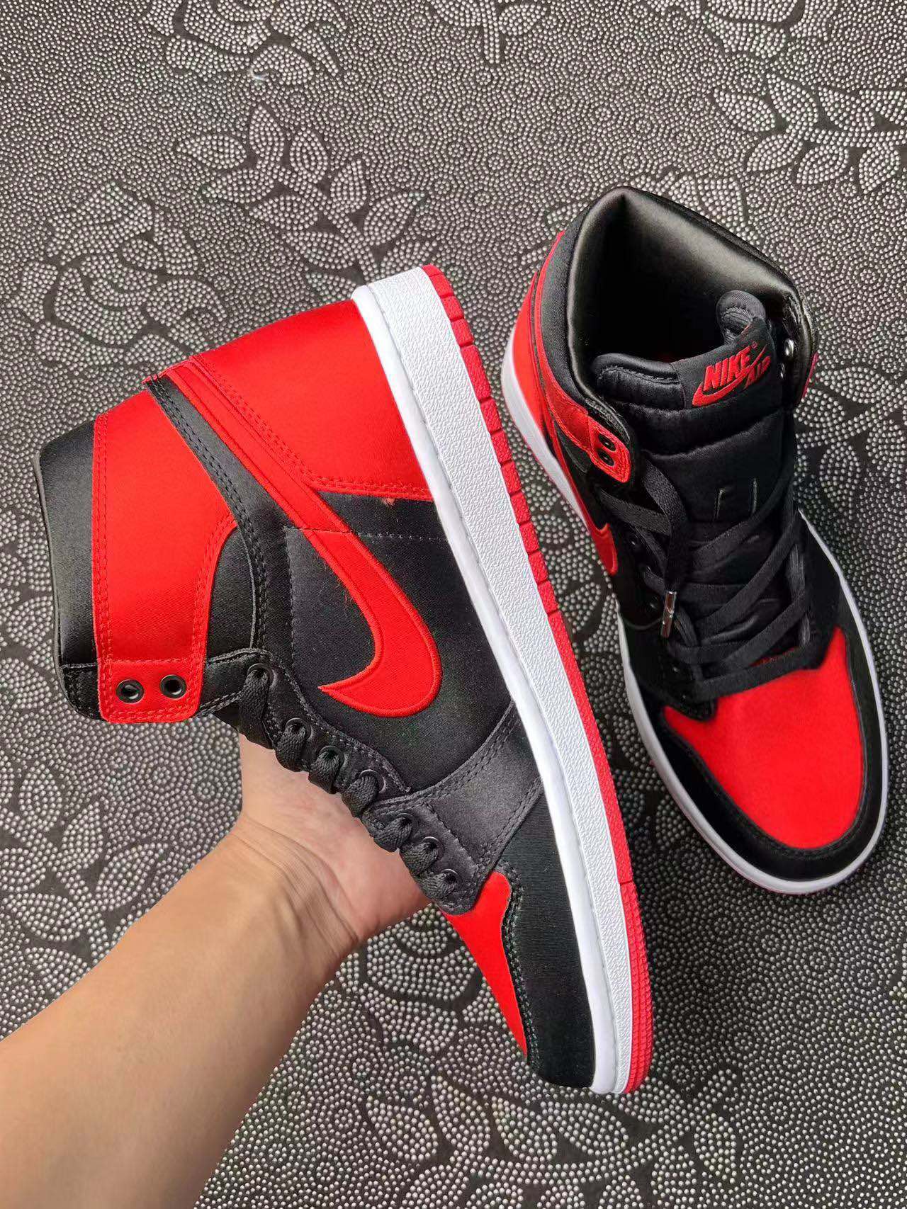 849💰 Air Jordan 1 High OG ”Satin Bred“ 黑红丝绸 2023年版本 🔥 size：36-44 Xc原底面 国外订单 预估2023 年10 月发售 国内目前曝光质量最高的一组照片📹 23年鞋王 黑红配色一直都是经典配色，这次配上丝绸材质再加上限量501双，价格只会水涨船高！ 原鞋带原盒 支持发售后随意鉴定