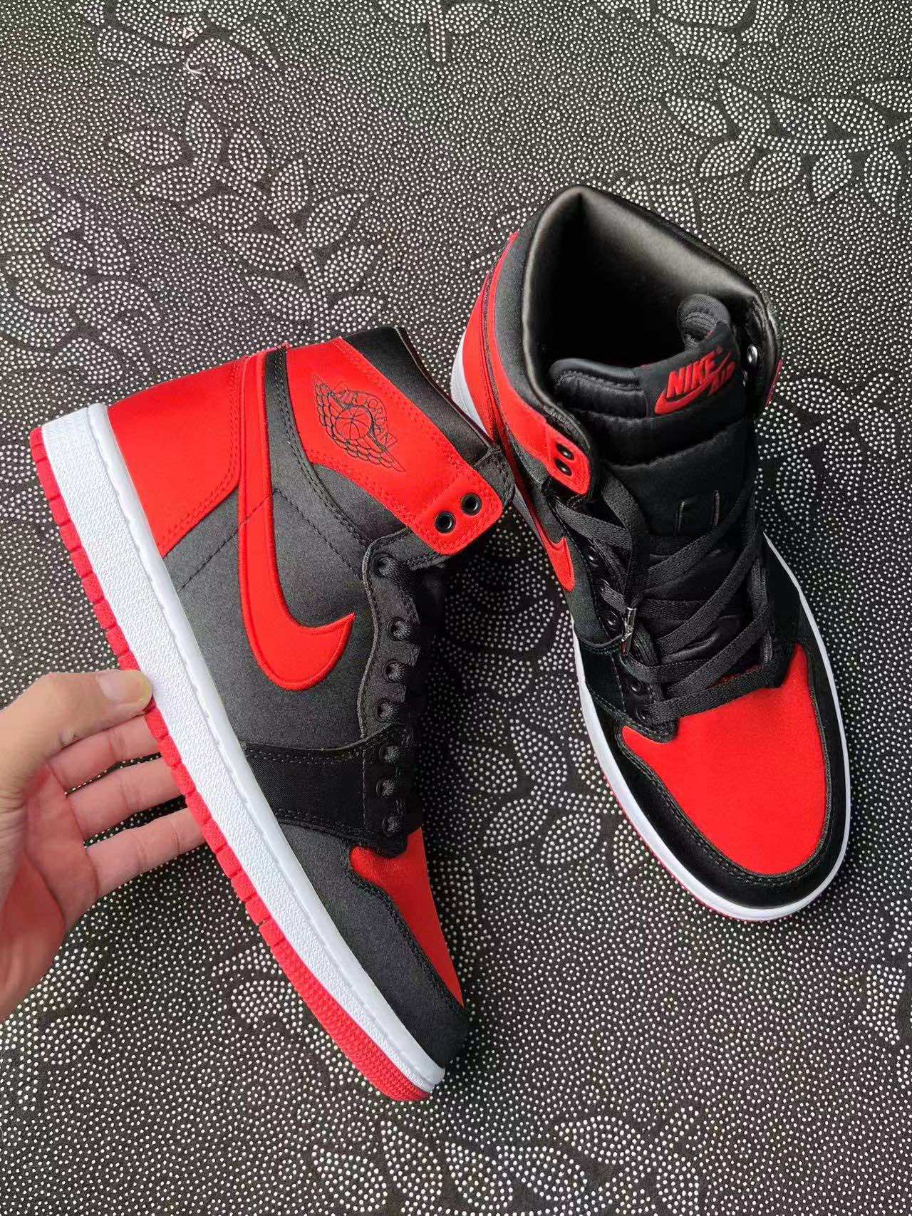 849💰 Air Jordan 1 High OG ”Satin Bred“ 黑红丝绸 2023年版本 🔥 size：36-44 Xc原底面 国外订单 预估2023 年10 月发售 国内目前曝光质量最高的一组照片📹 23年鞋王 黑红配色一直都是经典配色，这次配上丝绸材质再加上限量501双，价格只会水涨船高！ 原鞋带原盒 支持发售后随意鉴定