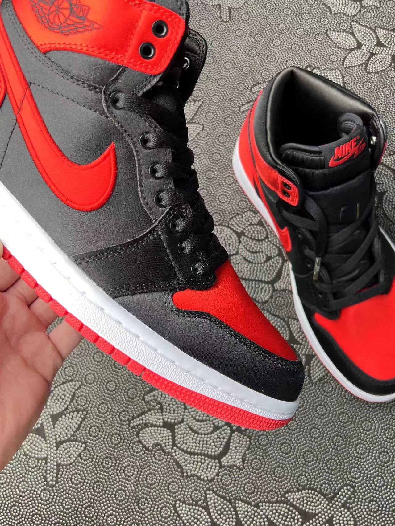 849💰 Air Jordan 1 High OG ”Satin Bred“ 黑红丝绸 2023年版本 🔥 size：36-44 Xc原底面 国外订单 预估2023 年10 月发售 国内目前曝光质量最高的一组照片📹 23年鞋王 黑红配色一直都是经典配色，这次配上丝绸材质再加上限量501双，价格只会水涨船高！ 原鞋带原盒 支持发售后随意鉴定