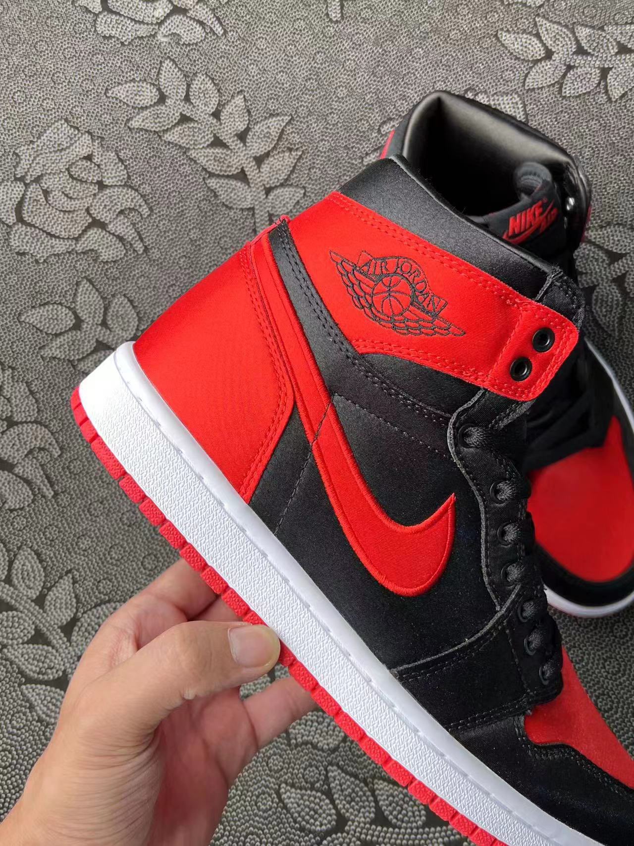 849💰 Air Jordan 1 High OG ”Satin Bred“ 黑红丝绸 2023年版本 🔥 size：36-44 Xc原底面 国外订单 预估2023 年10 月发售 国内目前曝光质量最高的一组照片📹 23年鞋王 黑红配色一直都是经典配色，这次配上丝绸材质再加上限量501双，价格只会水涨船高！ 原鞋带原盒 支持发售后随意鉴定