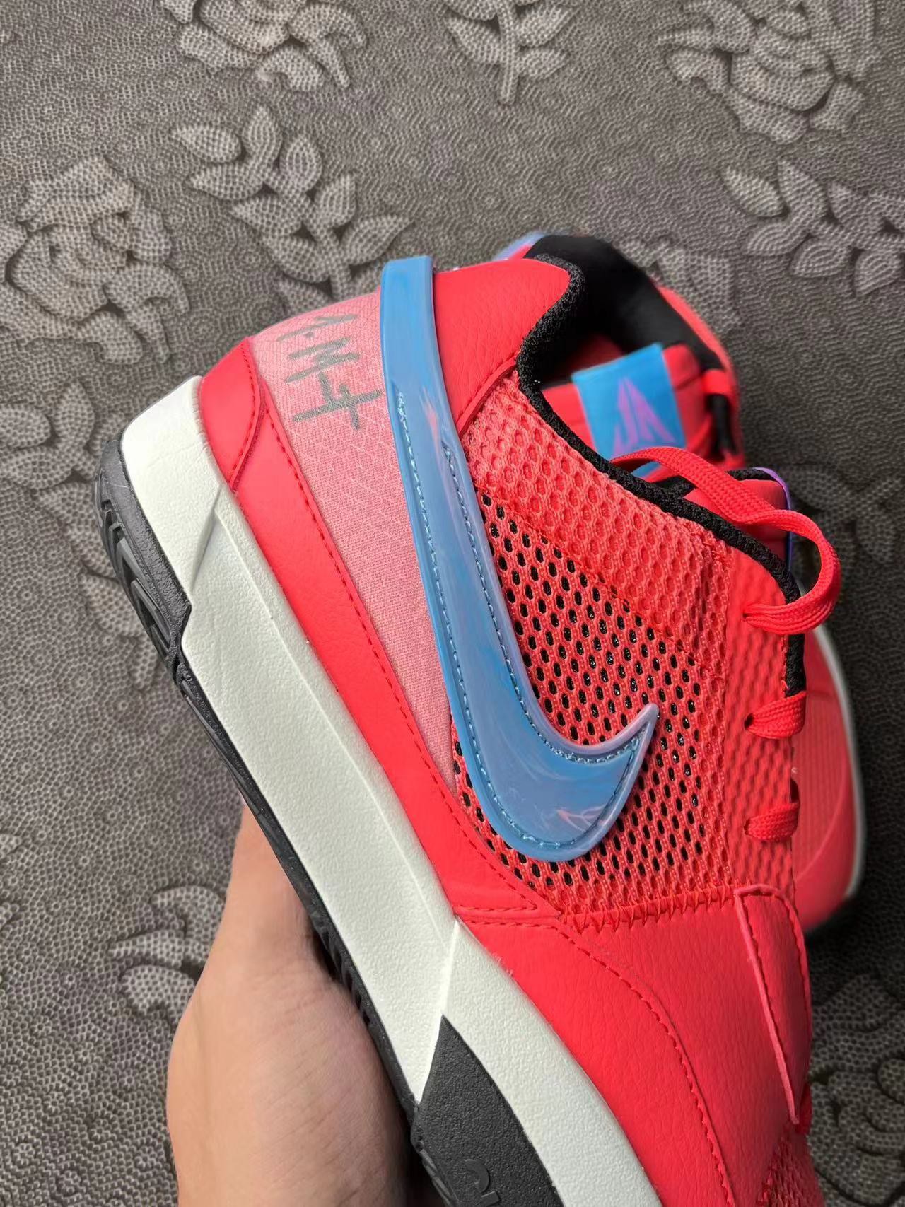 499💰 Nike 莫兰特 红蓝新配色🔥 size：39-46 全码新批次出货！ VP代工厂流出 采用原底原面原厂鞋垫 原厂中底板 原厂钢印覆盖 市场目前唯一一批原底面莫兰特 上脚实战绝对飞一般的感觉！我能主推荐的篮球鞋一定没问题 放心冲！ 支持原盒过验得物App/识货App 支持90 天无理由售后 含质保