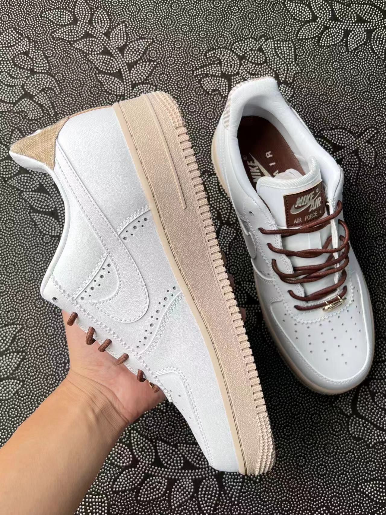 399 💰 Af1 07款 白浅粽配色🔥 size：36-45 VF渠道流出空军原盒 天猫商城同渠道代工厂流出 保真正品 ！新款配色 这双新到的af1灰色跟摩卡色混搭配色实物确实不错，质感也很好，颜色也好搭配衣服！ 支持得物App/识货App原盒鉴定 支持90 天无理由售后