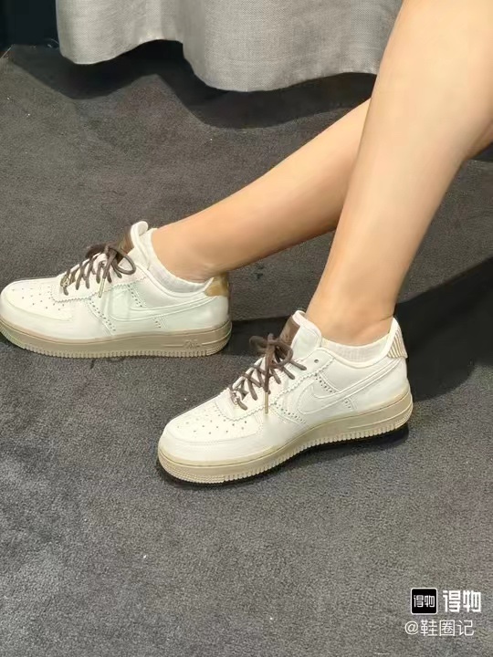 399 💰 Af1 07款 白浅粽配色🔥 size：36-45 VF渠道流出空军原盒 天猫商城同渠道代工厂流出 保真正品 ！新款配色 这双新到的af1灰色跟摩卡色混搭配色实物确实不错，质感也很好，颜色也好搭配衣服！ 支持得物App/识货App原盒鉴定 支持90 天无理由售后