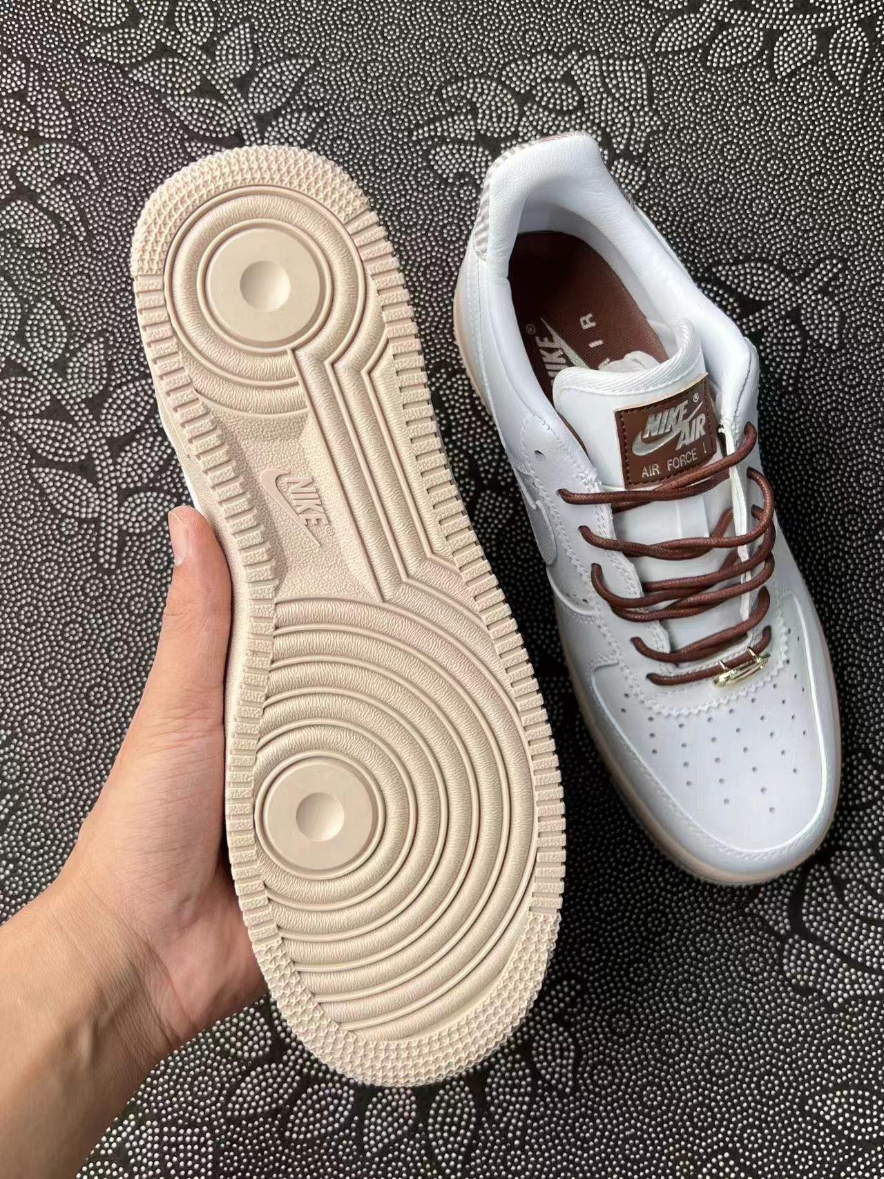 399 💰 Af1 07款 白浅粽配色🔥 size：36-45 VF渠道流出空军原盒 天猫商城同渠道代工厂流出 保真正品 ！新款配色 这双新到的af1灰色跟摩卡色混搭配色实物确实不错，质感也很好，颜色也好搭配衣服！ 支持得物App/识货App原盒鉴定 支持90 天无理由售后