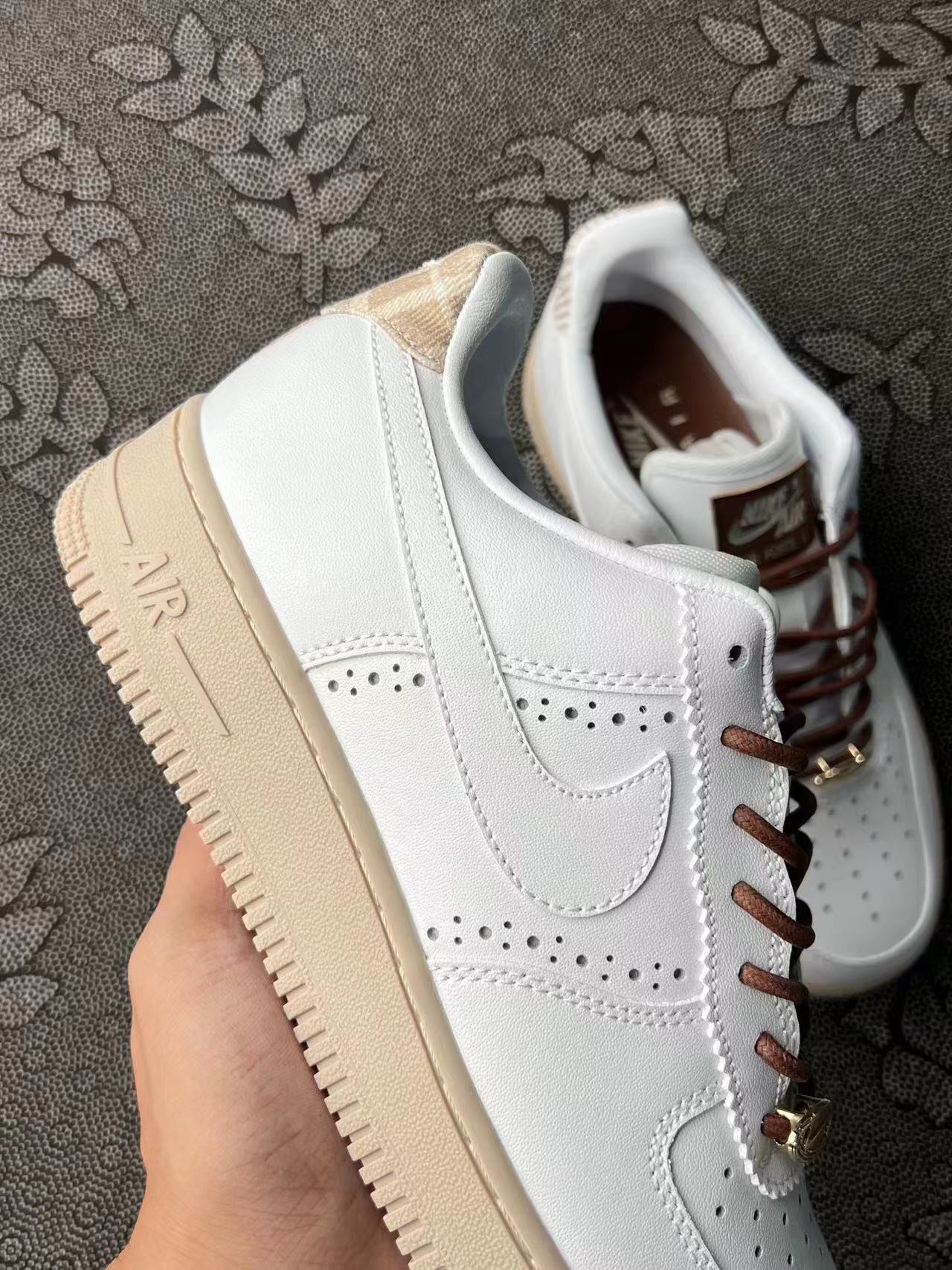 399 💰 Af1 07款 白浅粽配色🔥 size：36-45 VF渠道流出空军原盒 天猫商城同渠道代工厂流出 保真正品 ！新款配色 这双新到的af1灰色跟摩卡色混搭配色实物确实不错，质感也很好，颜色也好搭配衣服！ 支持得物App/识货App原盒鉴定 支持90 天无理由售后