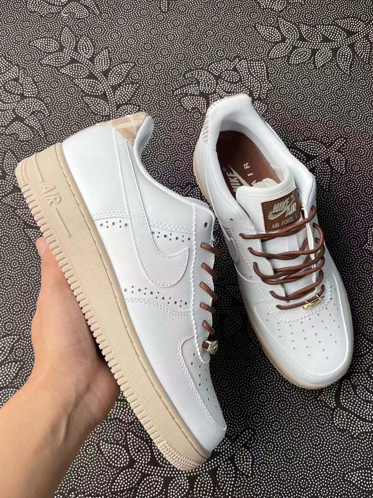 399 💰 Af1 07款 白浅粽配色🔥 size：36-45 VF渠道流出空军原盒 天猫商城同渠道代工厂流出 保真正品 ！新款配色 这双新到的af1灰色跟摩卡色混搭配色实物确实不错，质感也很好，颜色也好搭配衣服！ 支持得物App/识货App原盒鉴定 支持90 天无理由售后