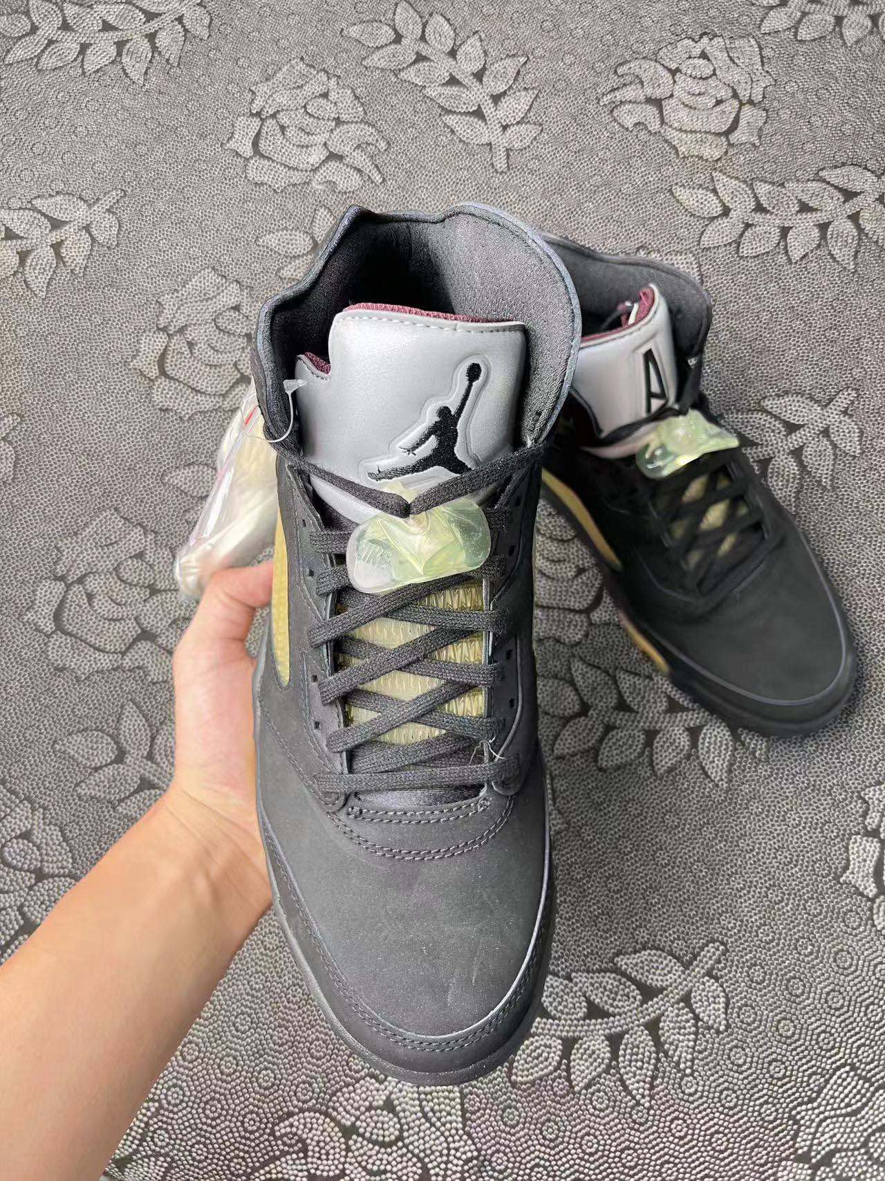 799 💰新款联名Aj5 Aj5 黑黄配色Amm联名款 🔥 size：40.5-47.5 SZ代工厂流出 目前全网曝光质量最好的照片📹 市售唯一原装鞋 带原盒 支持得物App鉴定/咸鱼Ai 图灵给真 Aj5 工艺复杂绝非假货能比 细节自观哈！ 新批次 无理由售后90 天 ！