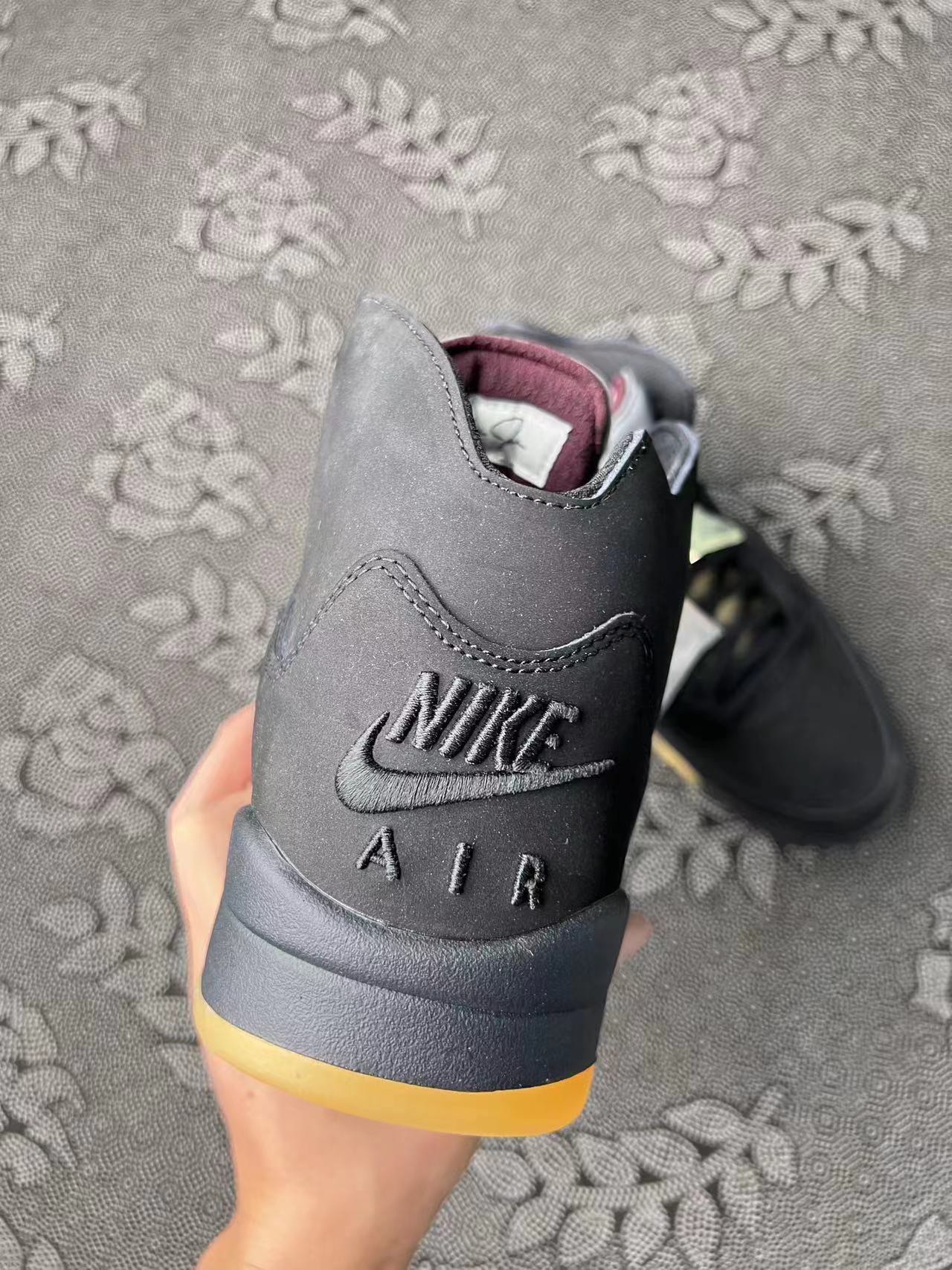 799 💰新款联名Aj5 Aj5 黑黄配色Amm联名款 🔥 size：40.5-47.5 SZ代工厂流出 目前全网曝光质量最好的照片📹 市售唯一原装鞋 带原盒 支持得物App鉴定/咸鱼Ai 图灵给真 Aj5 工艺复杂绝非假货能比 细节自观哈！ 新批次 无理由售后90 天 ！