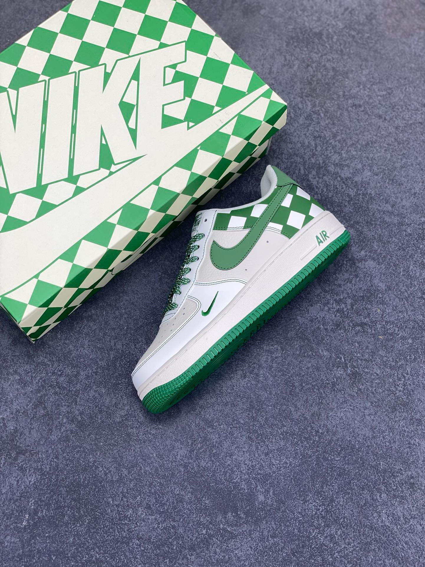 图片[7]-福利特价  Nike Air Force 1 Low \’07 “方块深绿”低帮空军一号休闲板鞋 定制皮料 原楦原纸板 正品NFC感应芯片 纯正版型 清洁度完美 内置全掌气垫 货号：GZ5688-011 尺码：36 36.5 37.5 38 38.5 39 40 40.5 41 42 42.5 43 44 44.5 45-选品中心