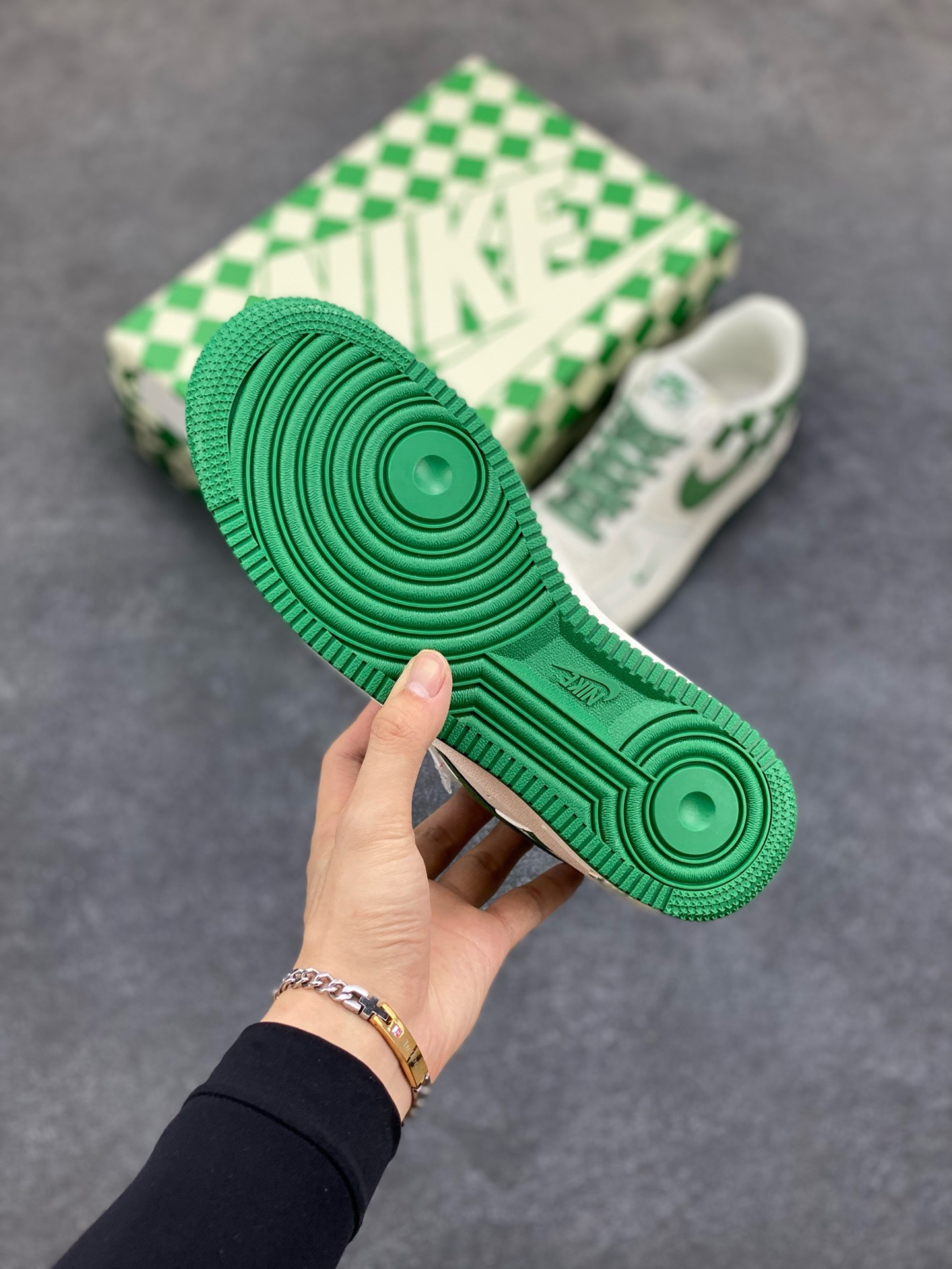 图片[5]-福利特价  Nike Air Force 1 Low \’07 “方块深绿”低帮空军一号休闲板鞋 定制皮料 原楦原纸板 正品NFC感应芯片 纯正版型 清洁度完美 内置全掌气垫 货号：GZ5688-011 尺码：36 36.5 37.5 38 38.5 39 40 40.5 41 42 42.5 43 44 44.5 45-选品中心