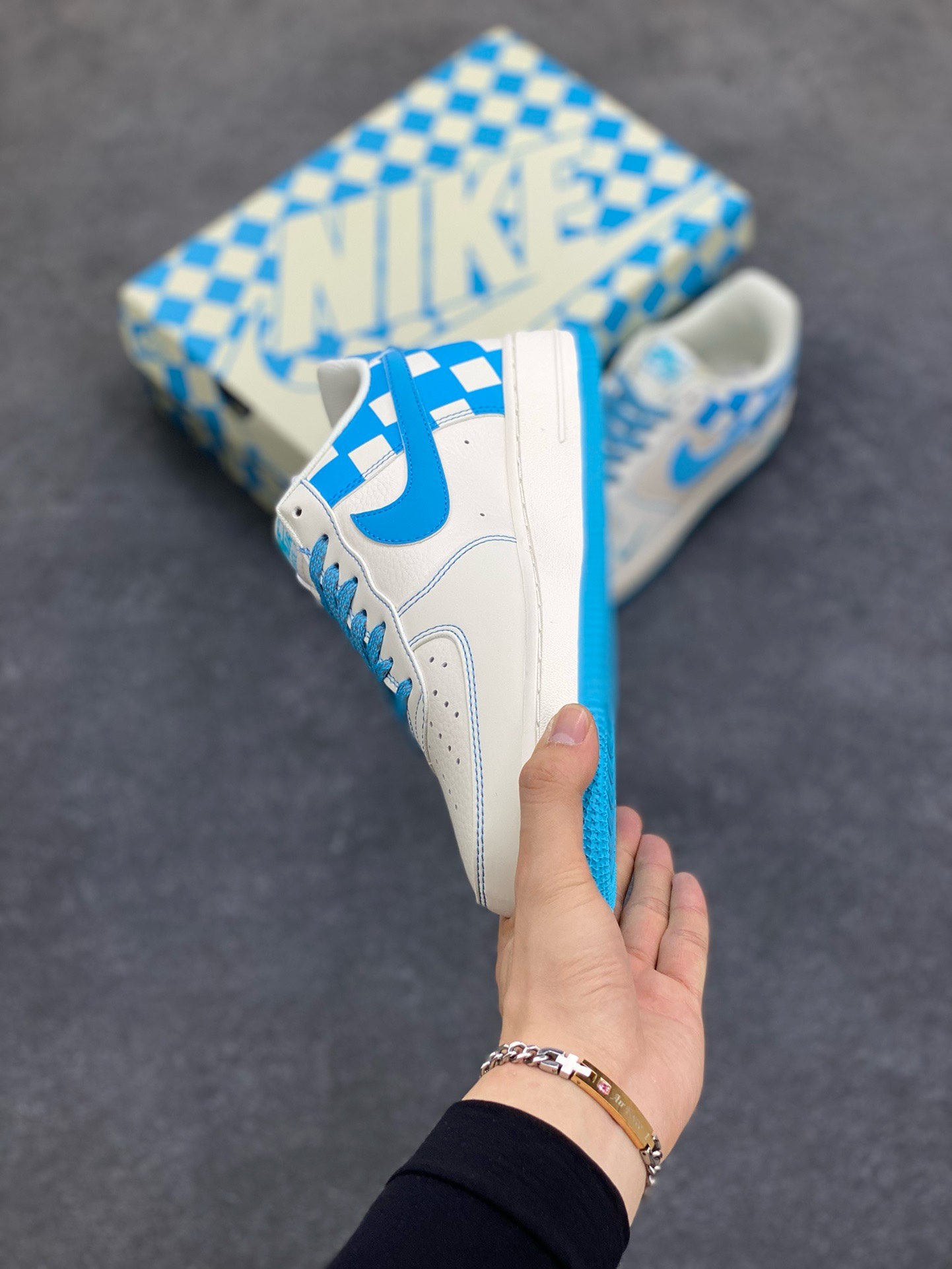 图片[3]-福利特价  Nike Air Force 1 Low \’07 “方块天蓝”低帮空军一号休闲板鞋 定制皮料 原楦原纸板 正品NFC感应芯片 纯正版型 清洁度完美 内置全掌气垫 货号：GZ5688-022 尺码：36 36.5 37.5 38 38.5 39 40 40.5 41 42 42.5 43 44 44.5 45-选品中心