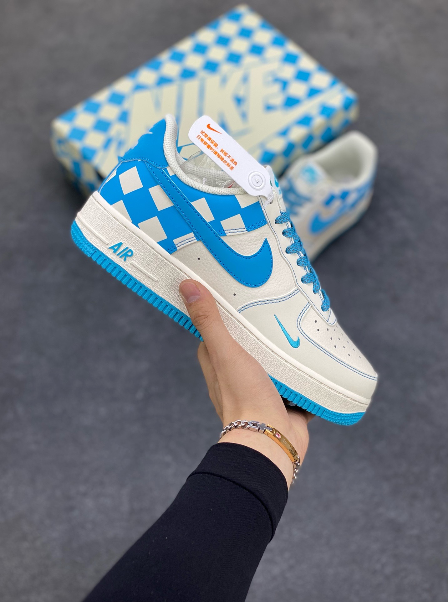 福利特价  Nike Air Force 1 Low \’07 “方块天蓝”低帮空军一号休闲板鞋 定制皮料 原楦原纸板 正品NFC感应芯片 纯正版型 清洁度完美 内置全掌气垫 货号：GZ5688-022 尺码：36 36.5 37.5 38 38.5 39 40 40.5 41 42 42.5 43 44 44.5 45-选品中心
