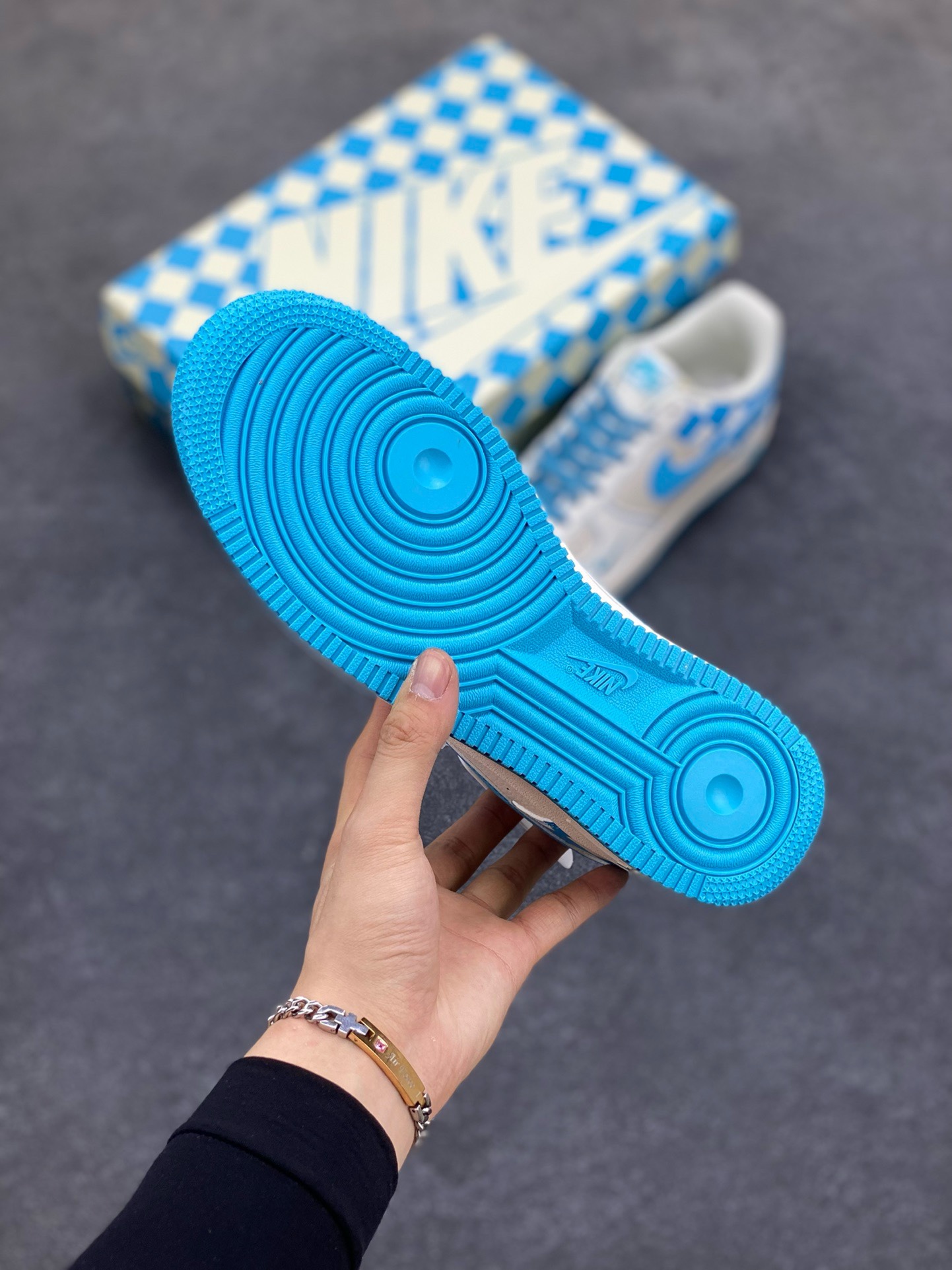 图片[5]-福利特价  Nike Air Force 1 Low \’07 “方块天蓝”低帮空军一号休闲板鞋 定制皮料 原楦原纸板 正品NFC感应芯片 纯正版型 清洁度完美 内置全掌气垫 货号：GZ5688-022 尺码：36 36.5 37.5 38 38.5 39 40 40.5 41 42 42.5 43 44 44.5 45-选品中心